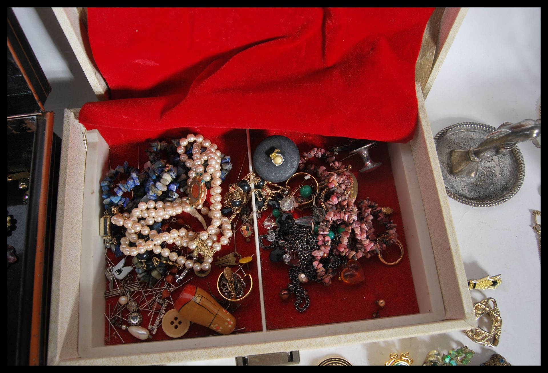 A collection vintage and later costume jewellery, bracelets, bangles, necklaces, rings, pendants, - Bild 8 aus 14