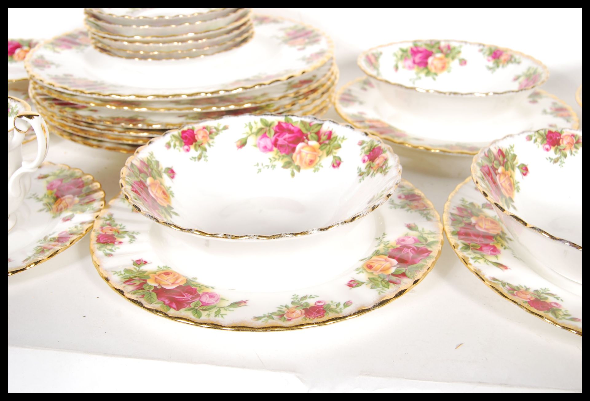 An extensive Royal Albert Old Country Roses dinner / tea service to include tea cups, saucers, - Bild 4 aus 10