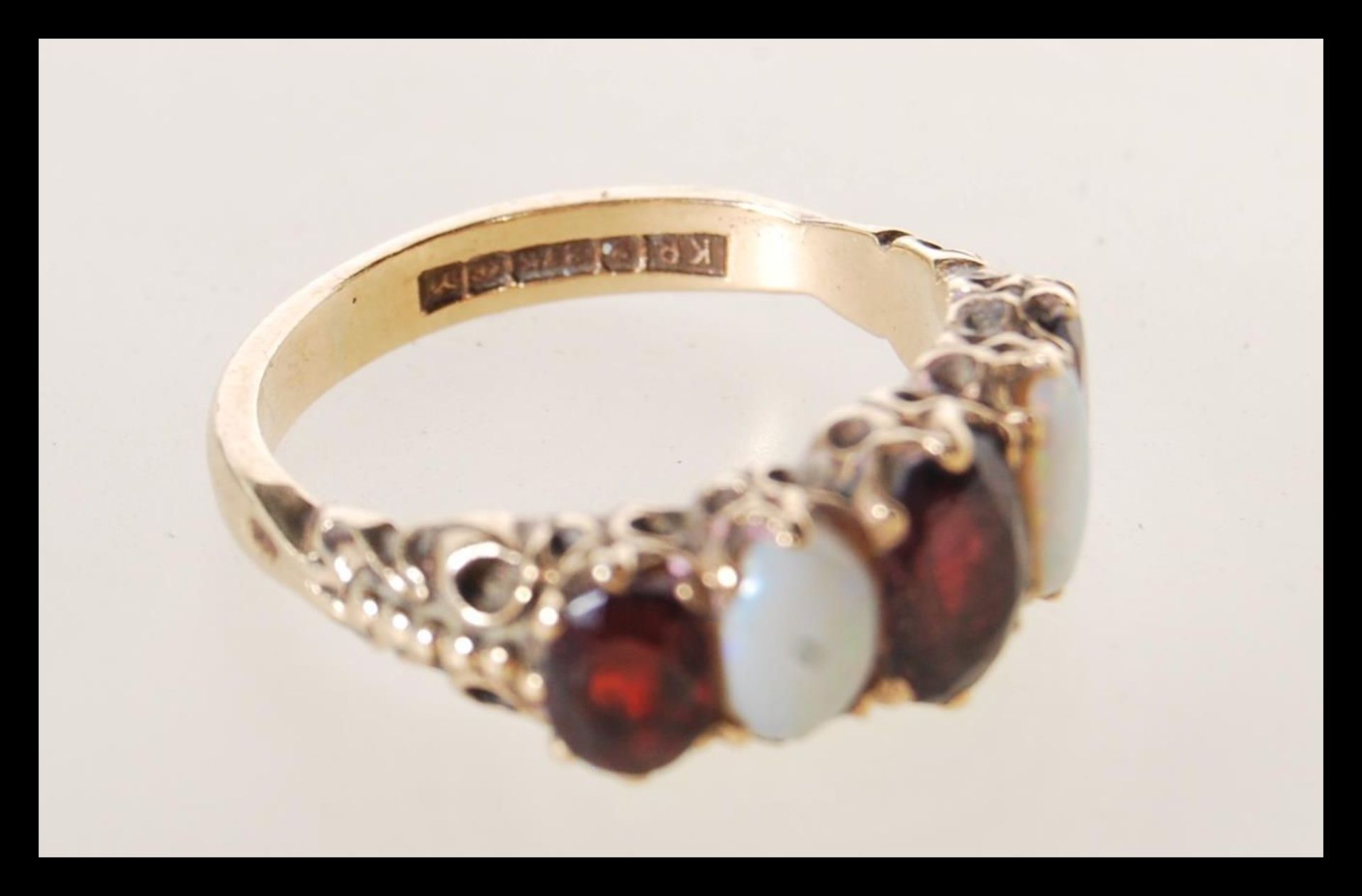 A hallmarked 9ct gold ladies dress ring prong set with three oval cut garnets and two oval opal - Bild 6 aus 6