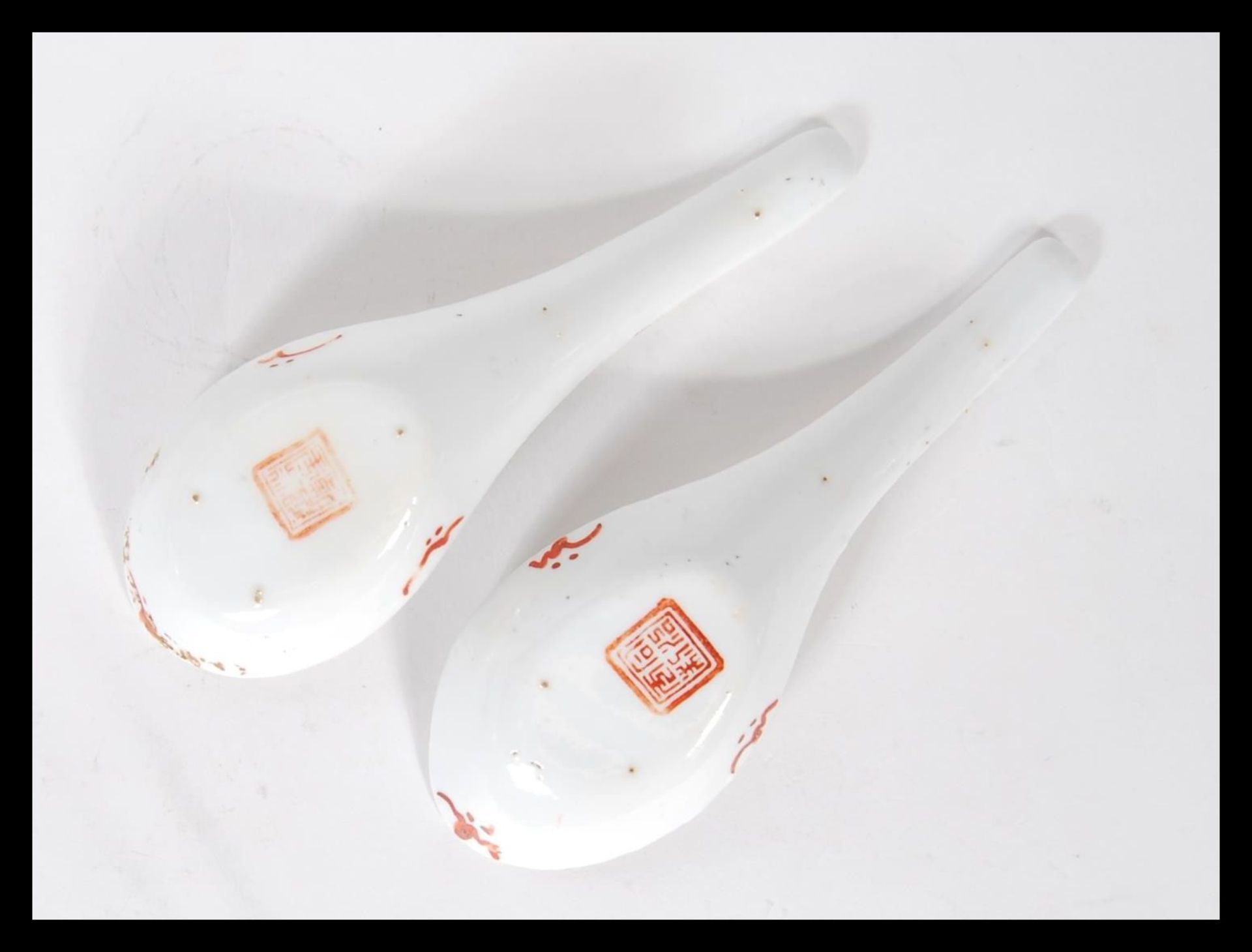 A pair of Chinese export famille rose spoons or ladles, 19th century, both painted with crickets - Bild 4 aus 4