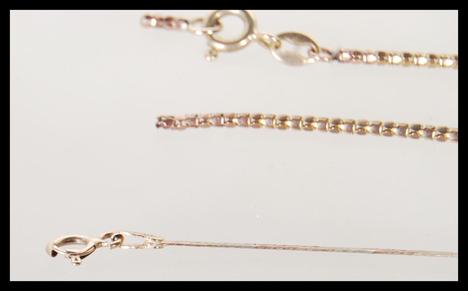 A selection of three 9ct gold jewellery items to include, a snake chain necklace having spring clasp - Bild 3 aus 9