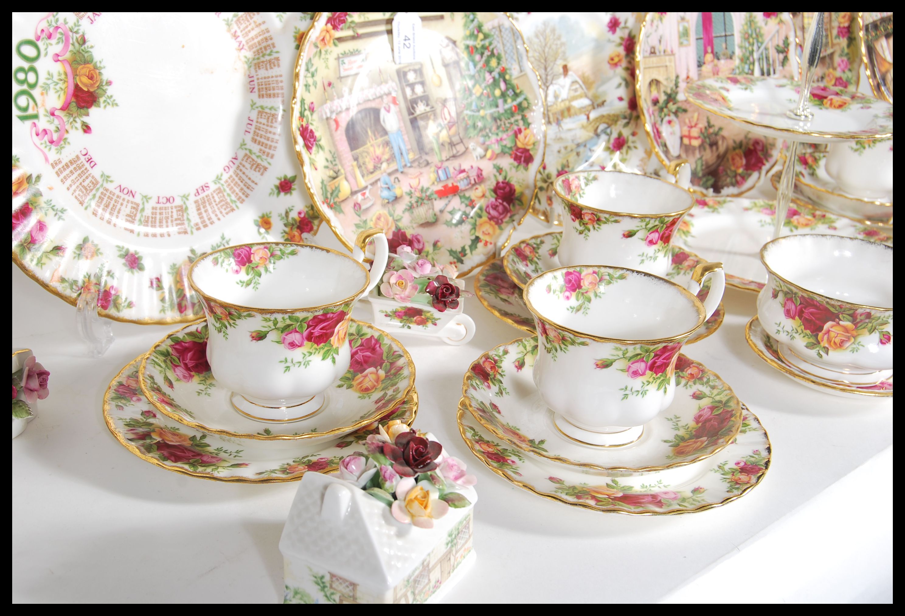 A Royal Albert Old Country Roses tea service consisting of cups, saucers, side plates, sugar bowl - Image 10 of 11