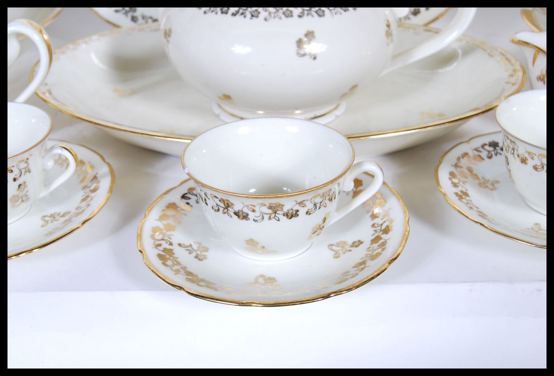 An extensive porcelain extensive Limoges Berry table service, decorated with applied gilt floral - Bild 7 aus 16