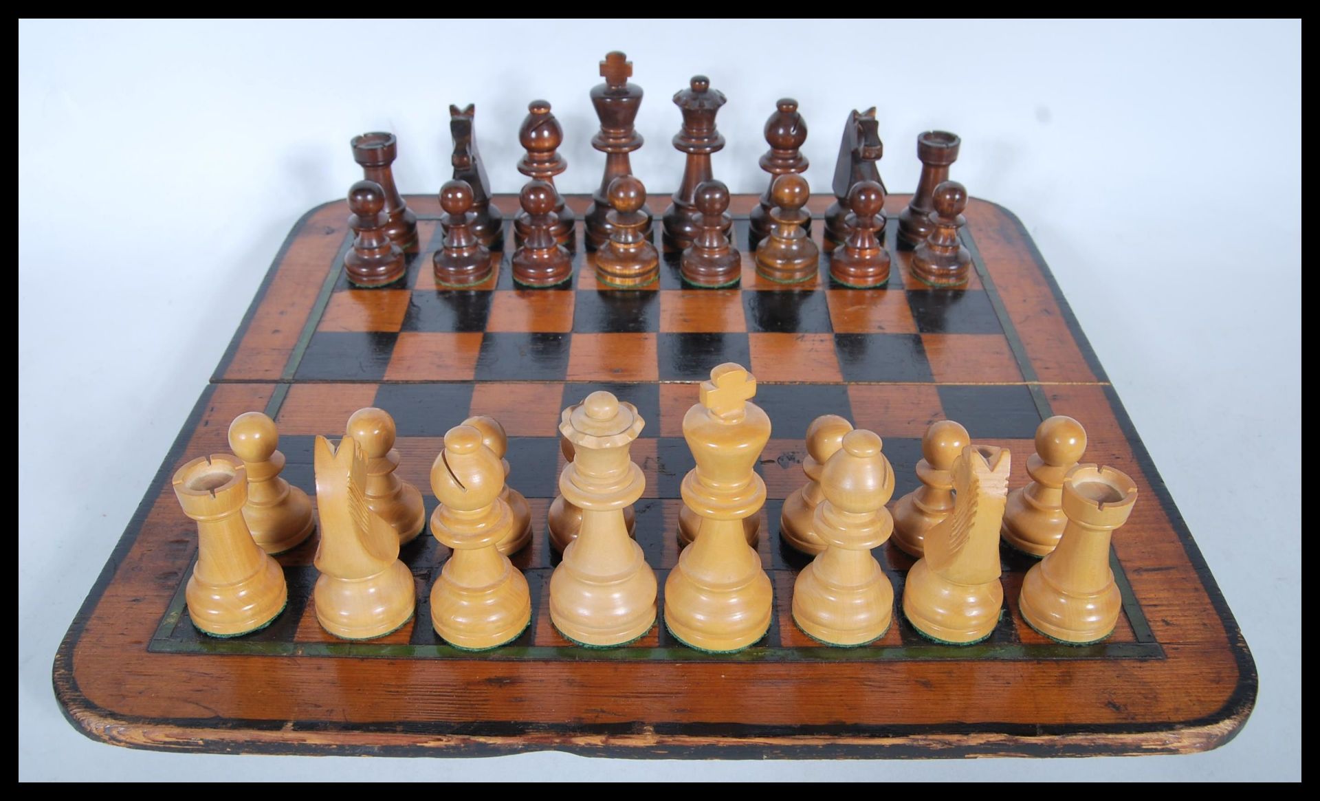 A late 19th/ early 20th Century pine chess board having green border and ebony squares, together - Bild 4 aus 5