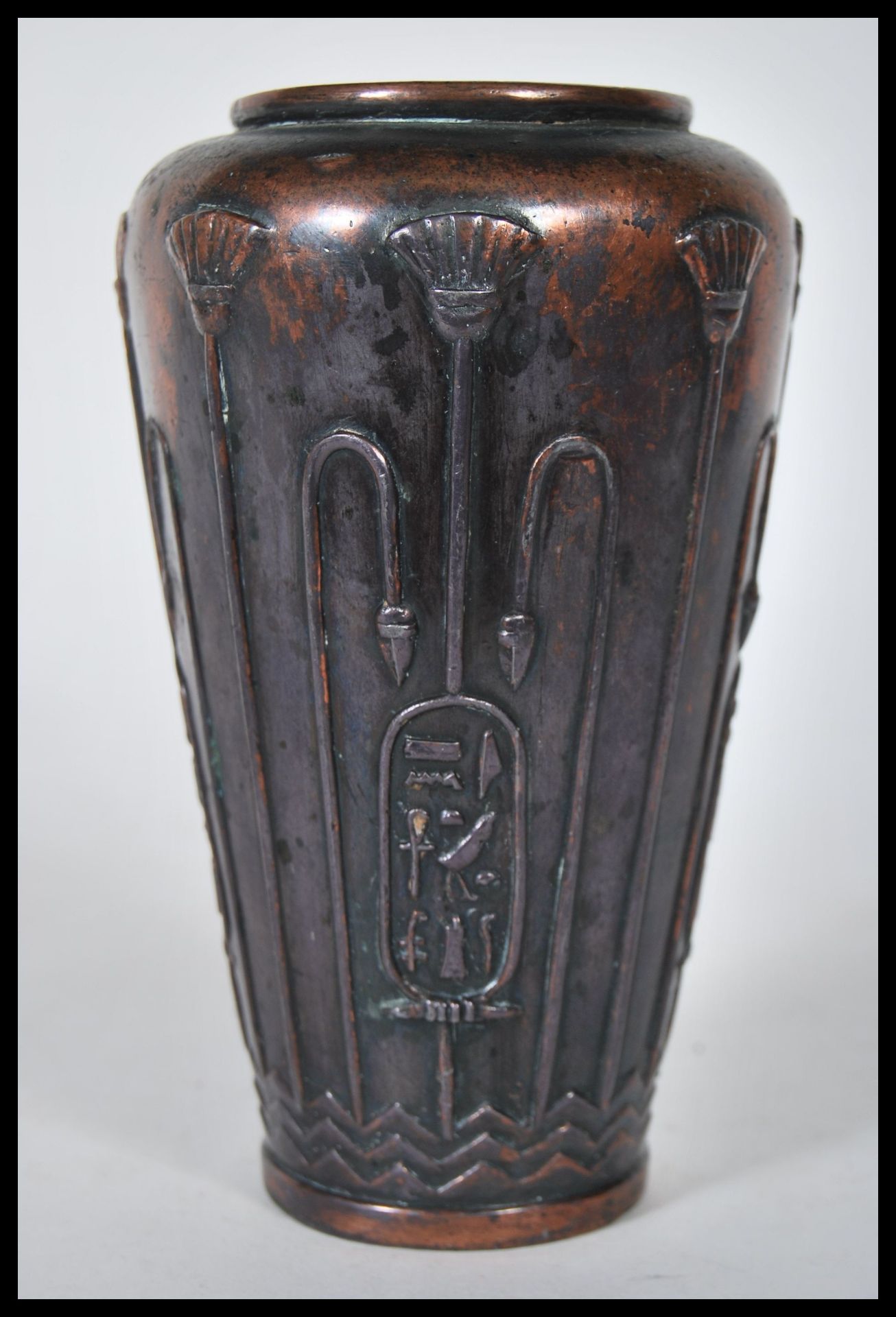 A early 20th century 1920's Japanese Egyptian revival bronze vase of baluster form, having cartouche - Bild 4 aus 6