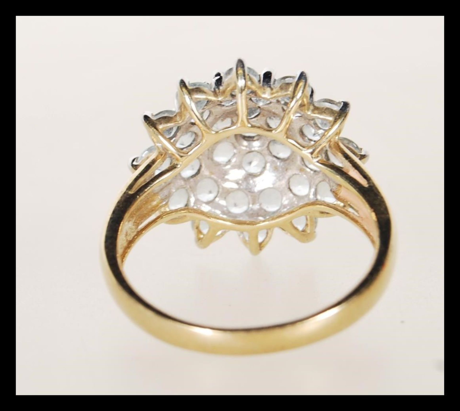 A hallmarked 9ct gold cluster ring being set with a round cluster of white stones. Hallmarked - Bild 3 aus 5