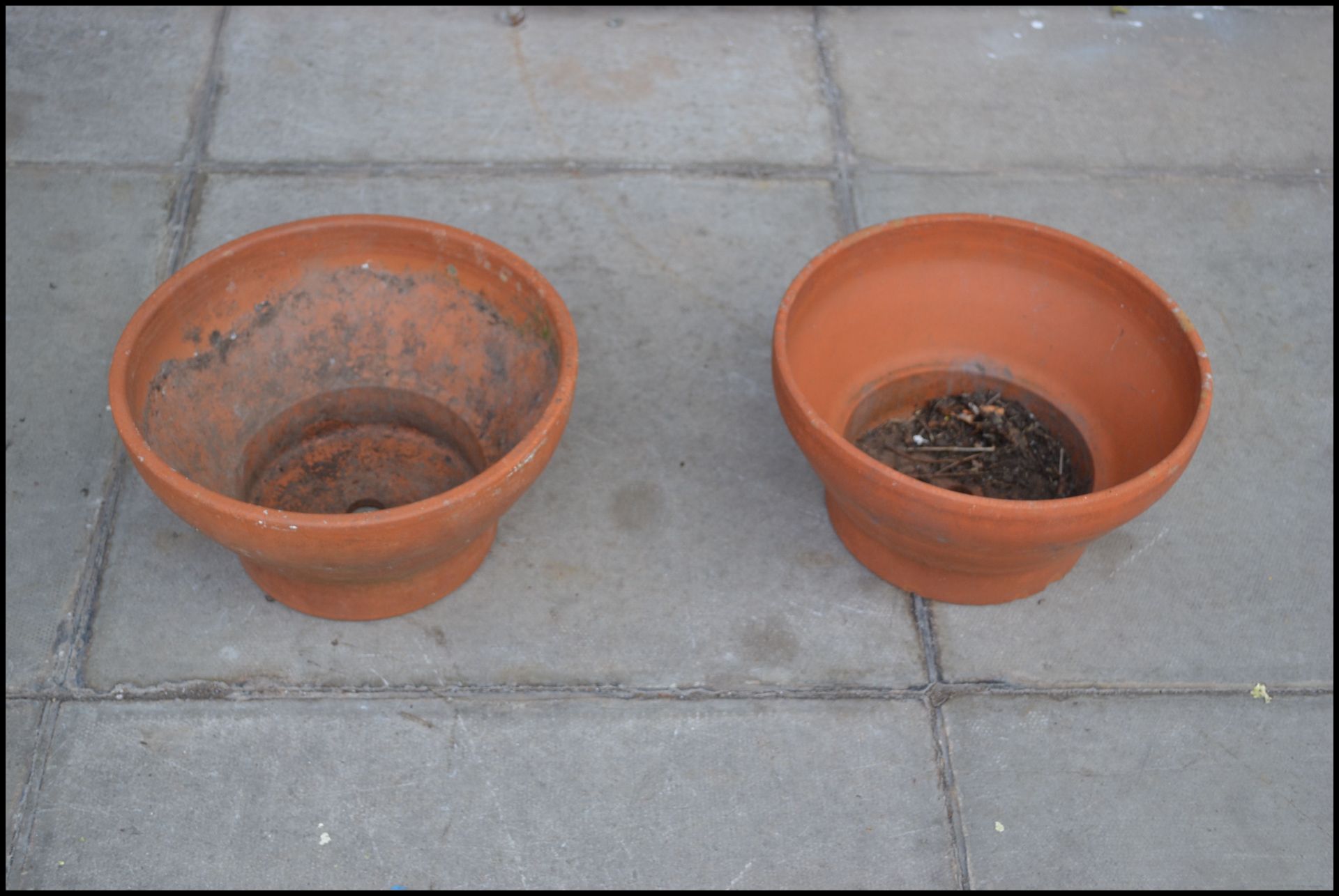 A selection of garden pot planters to include a pair of reconstituted stone pots with chamfered - Bild 5 aus 6