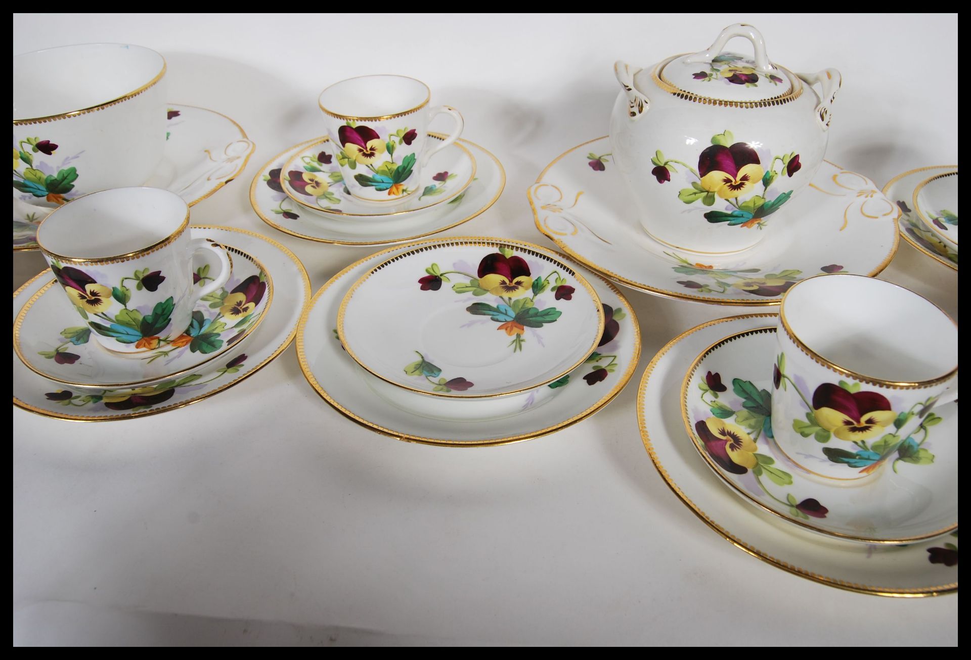 An early 20th Century hand painted china tea service having having painted pansy flowers and gilt - Bild 9 aus 10