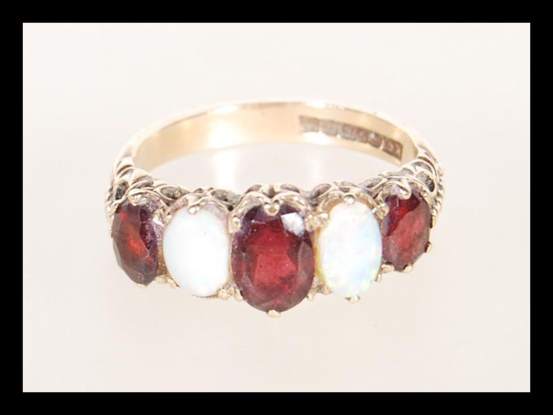 A hallmarked 9ct gold ladies dress ring prong set with three oval cut garnets and two oval opal - Bild 2 aus 6