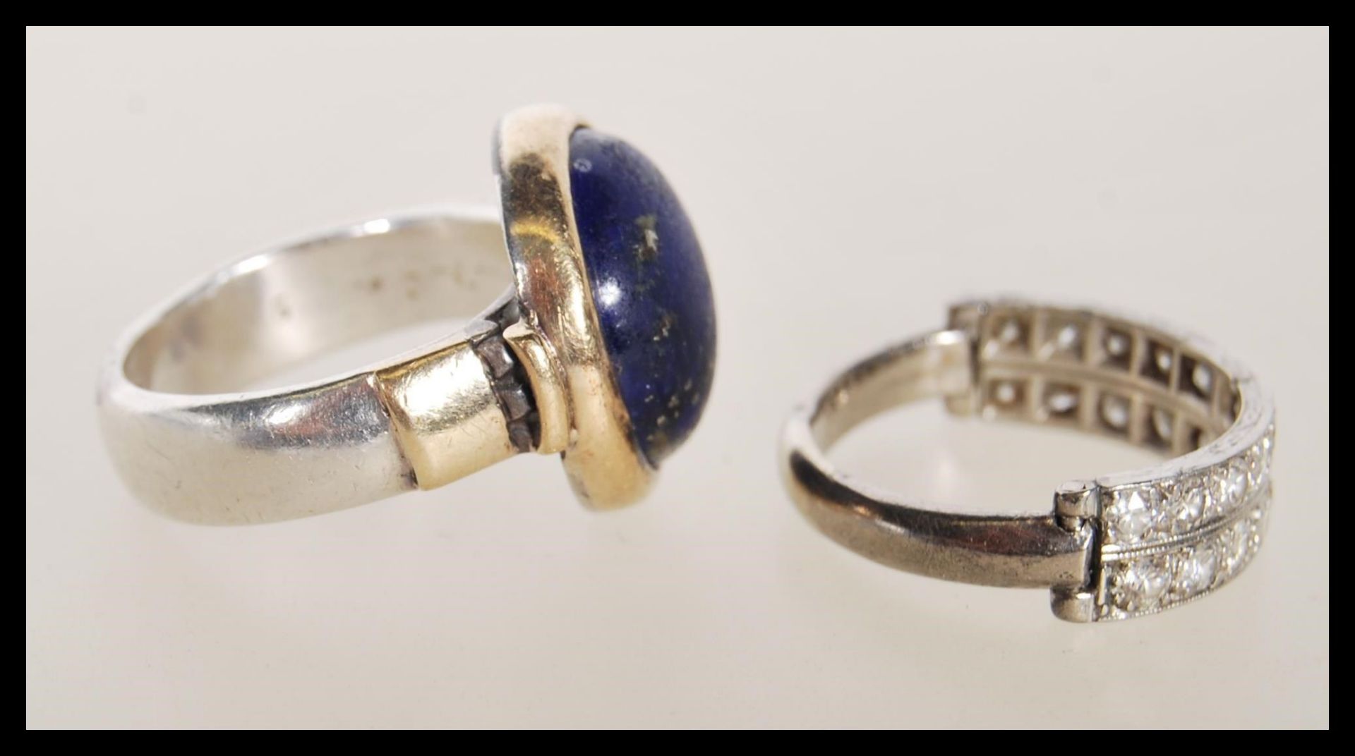 A group of silver 925 and white metal rings to include bezel set square blue stone ring and two - Bild 7 aus 7