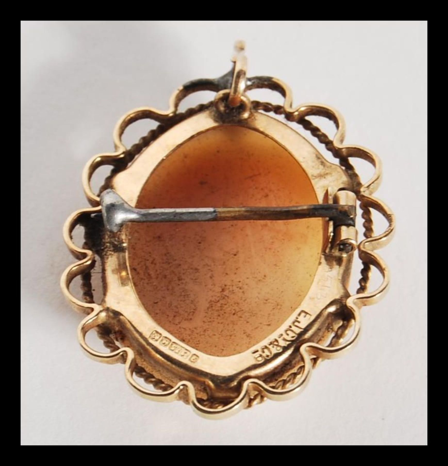 A 9ct gold / 375 marked ladies cameo brooch depicting a maiden facing left, pin verso with - Bild 4 aus 6