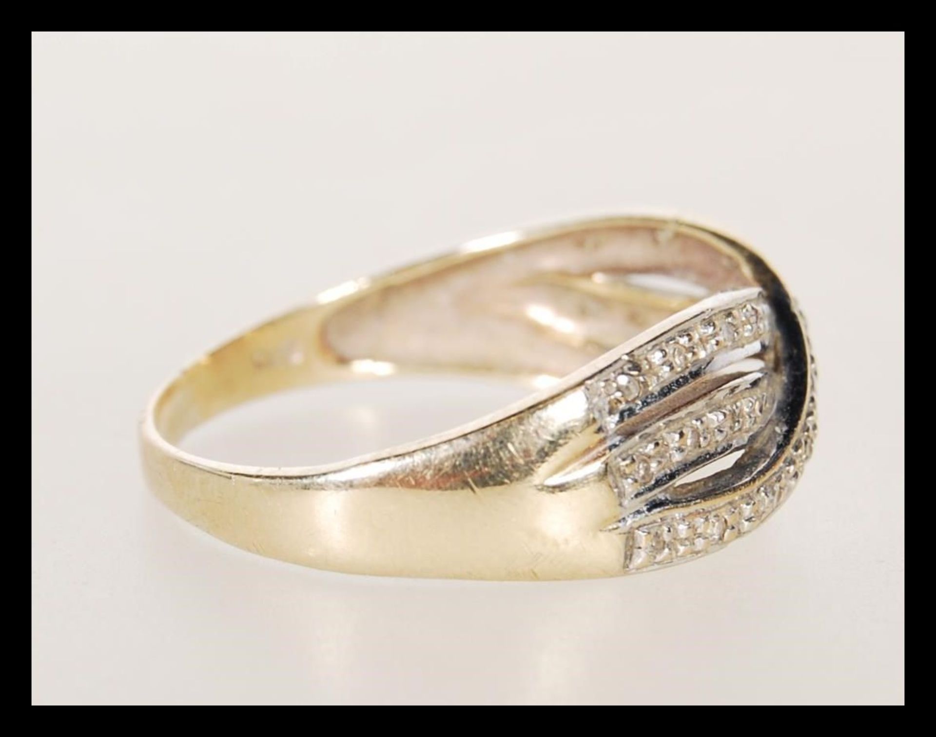 A stamped 375 9ct gold crossover ring set with white accent stones. Weight 2.5g. Size Q.5. - Bild 2 aus 6