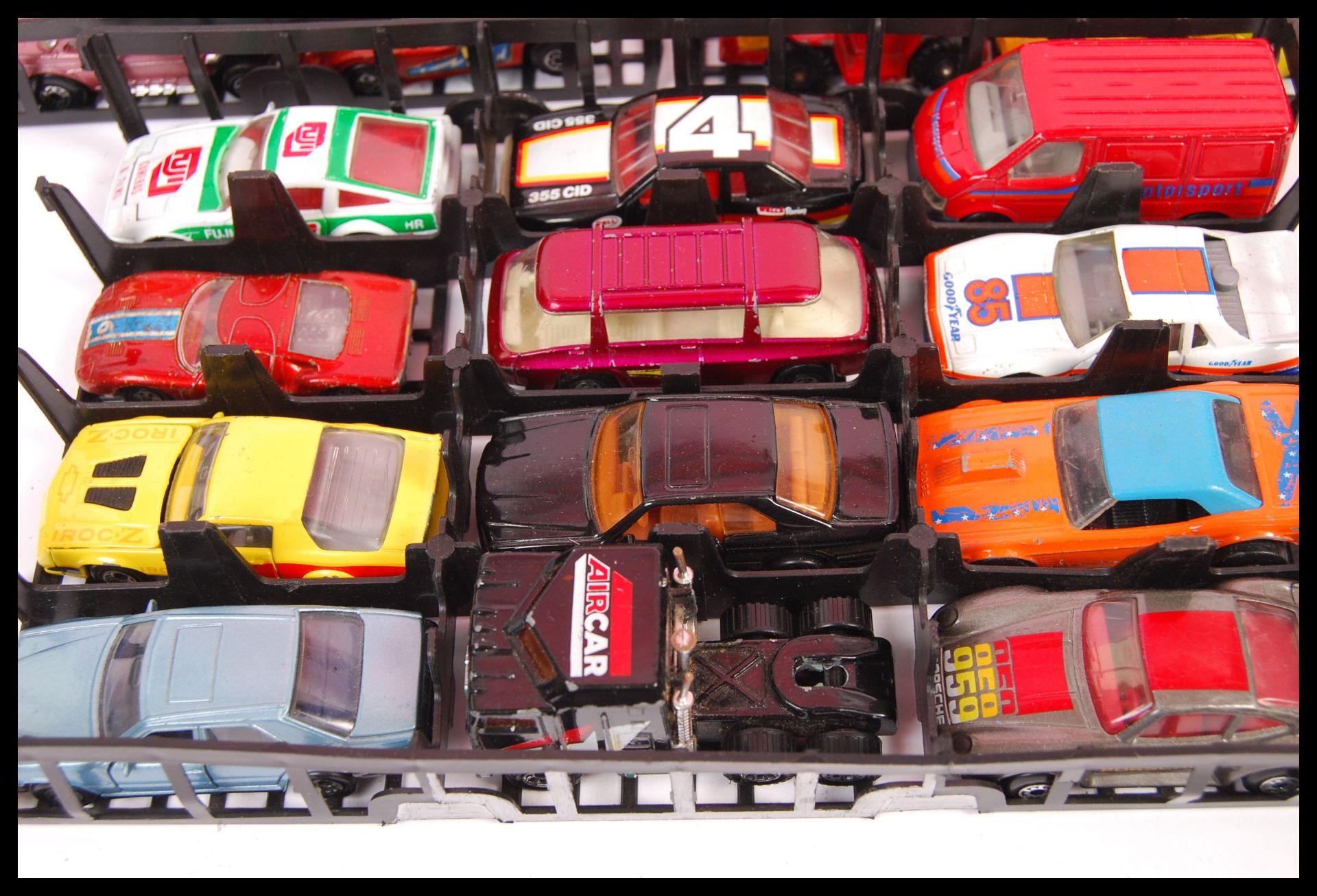 TWO CARRY CASES OF MATCHBOX DIECAST CARS - Bild 2 aus 6