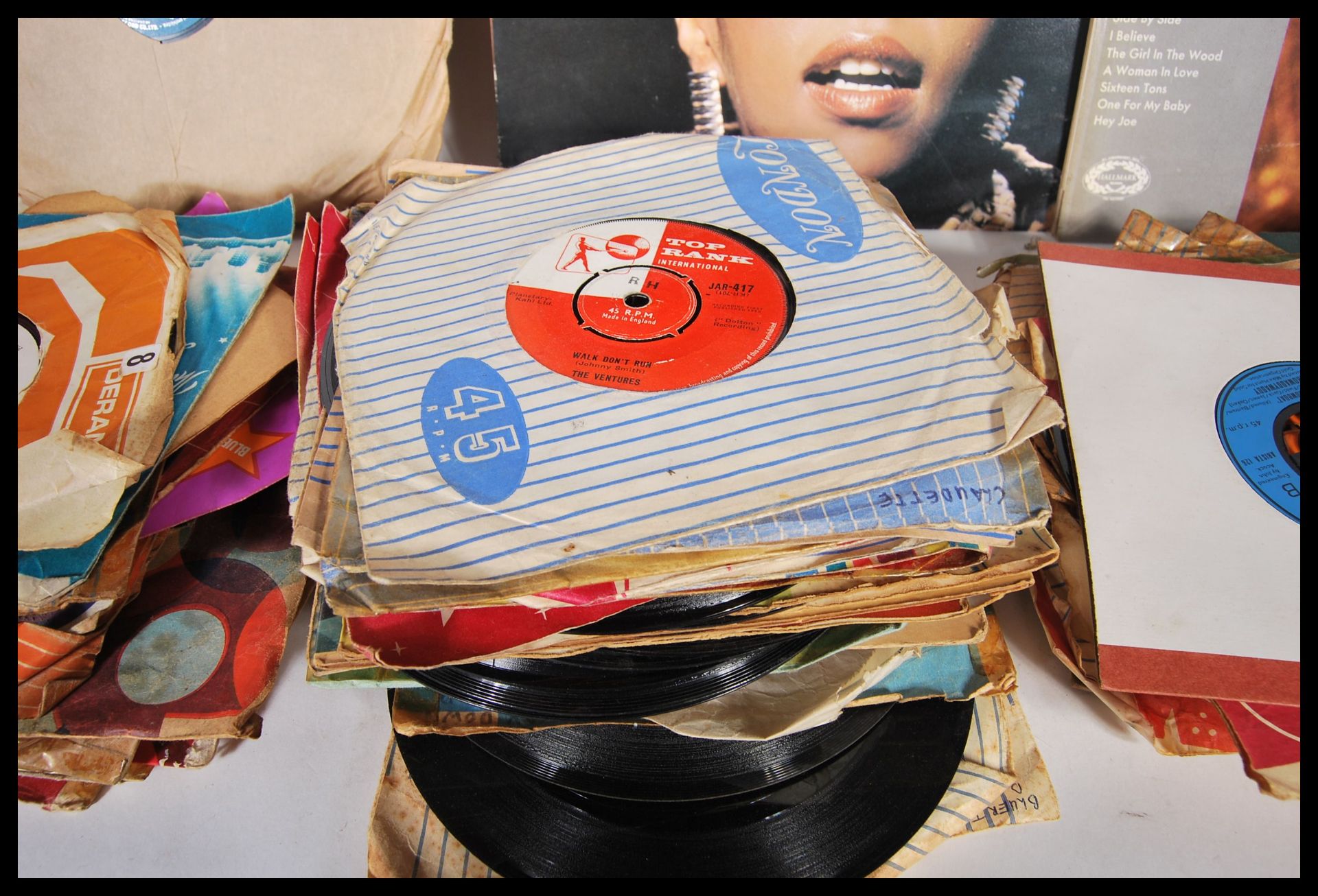 A collection of 45rpm vinyl 7" singles featuring various artist to include Boney M, Elvis Presley, - Bild 5 aus 6