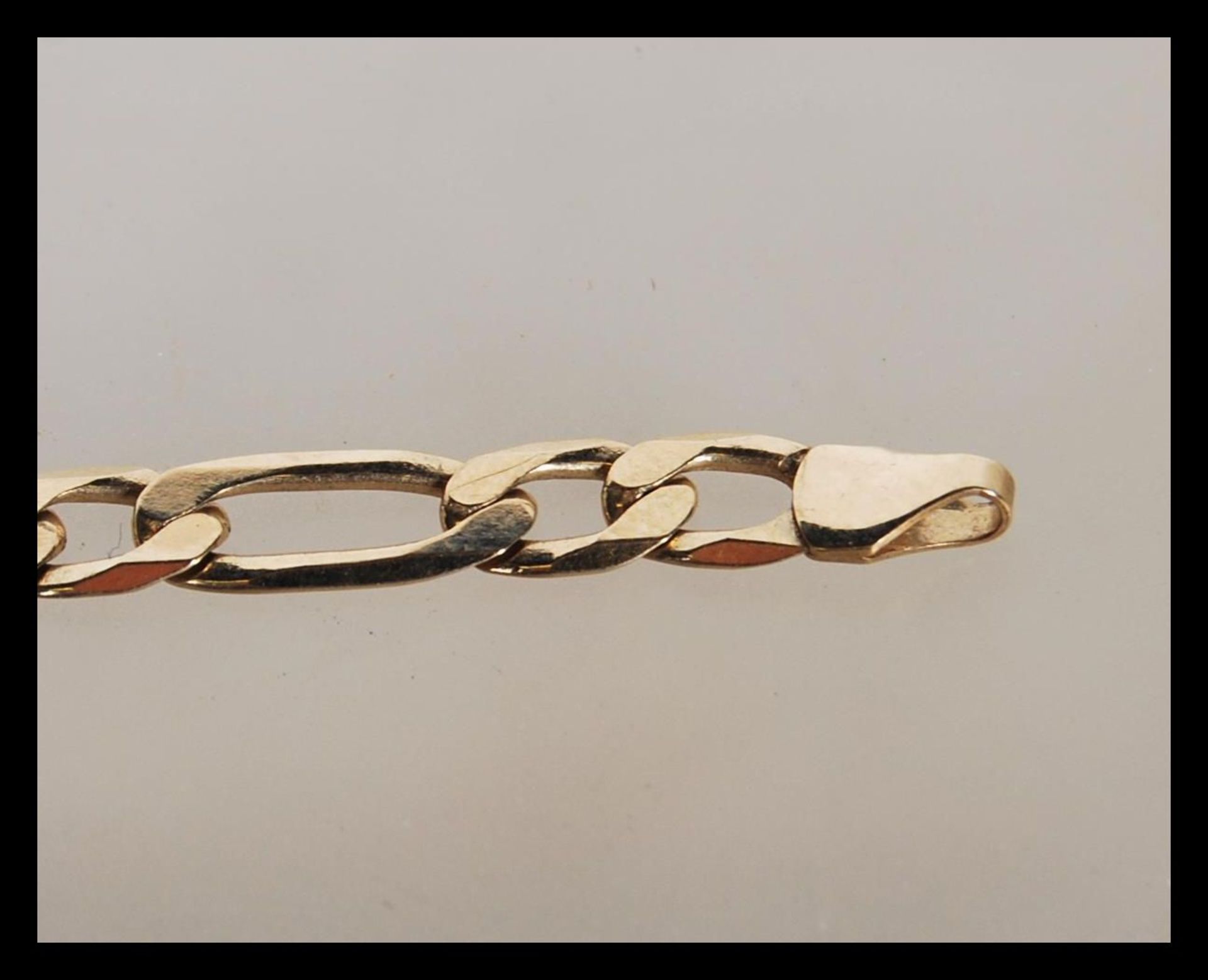 A 9ct gold triple link bracelet chain set with lobster clasp being stamped 375. Length 7" / Total - Bild 4 aus 5