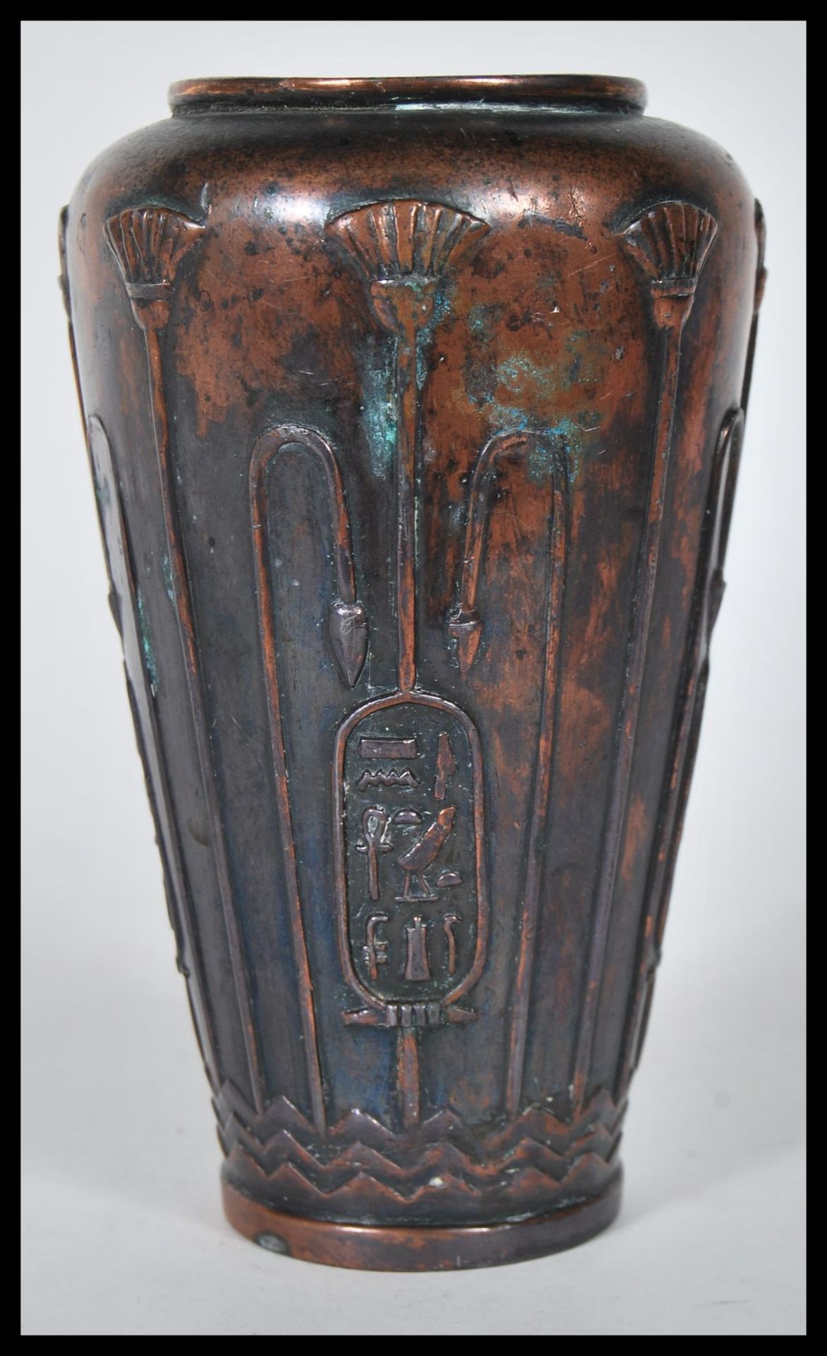 A early 20th century 1920's Japanese Egyptian revival bronze vase of baluster form, having cartouche - Bild 2 aus 6