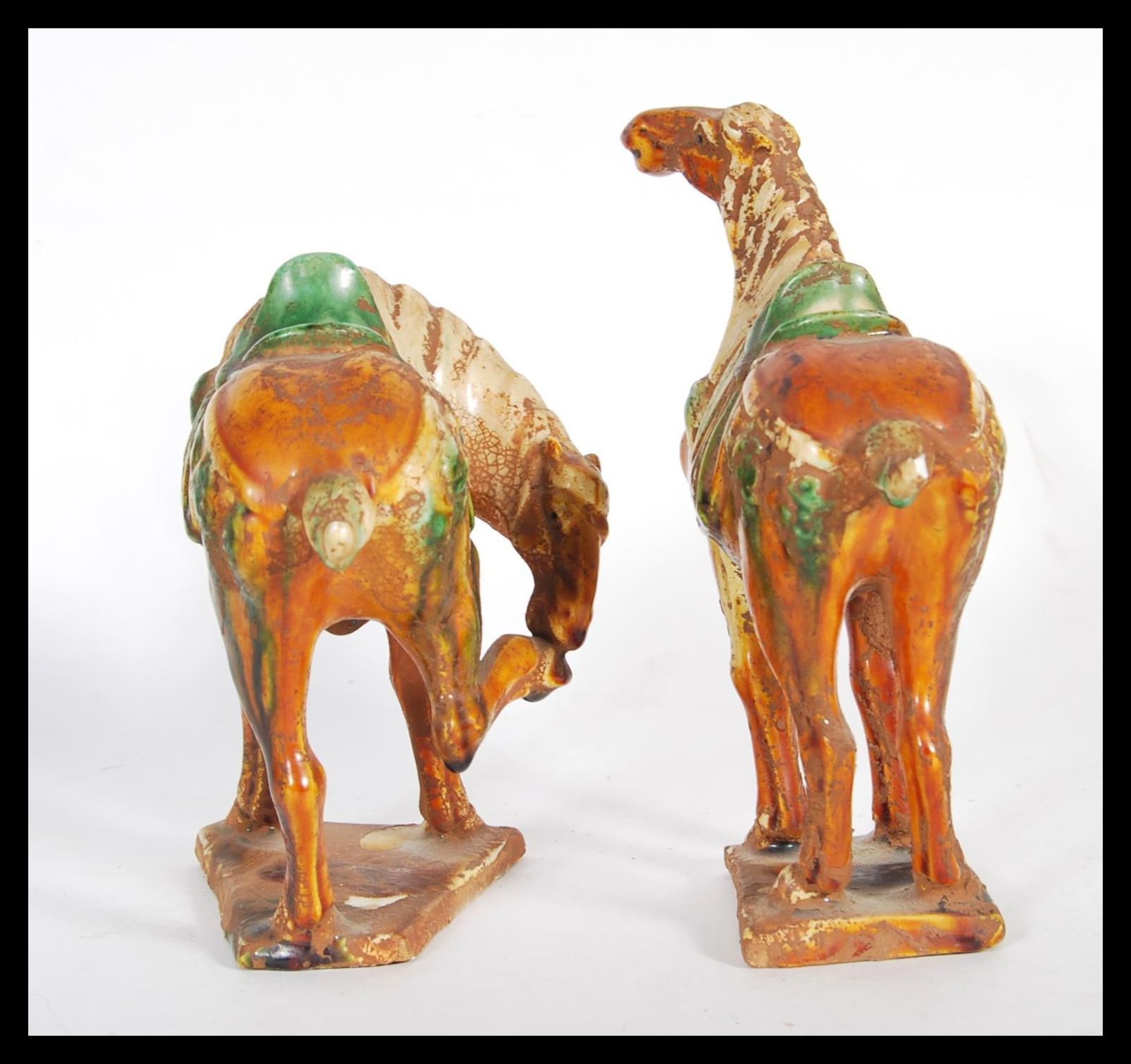 A pair of vintage 20th Century reproduction Chinese Tang dynasty ceramic War Horses. Having majolica - Bild 4 aus 8