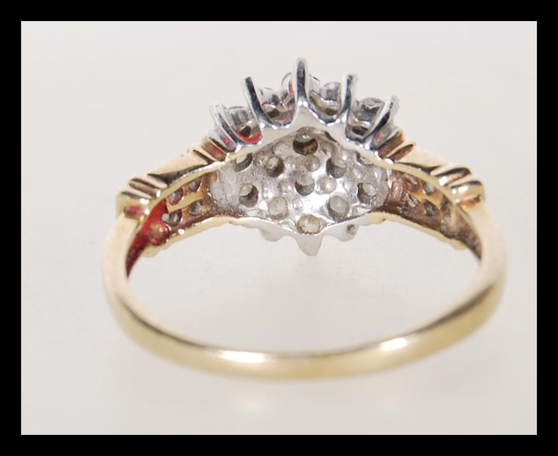 A hallmarked 9ct gold ladies cluster ring set with a central cluster of white stones and white - Bild 3 aus 5