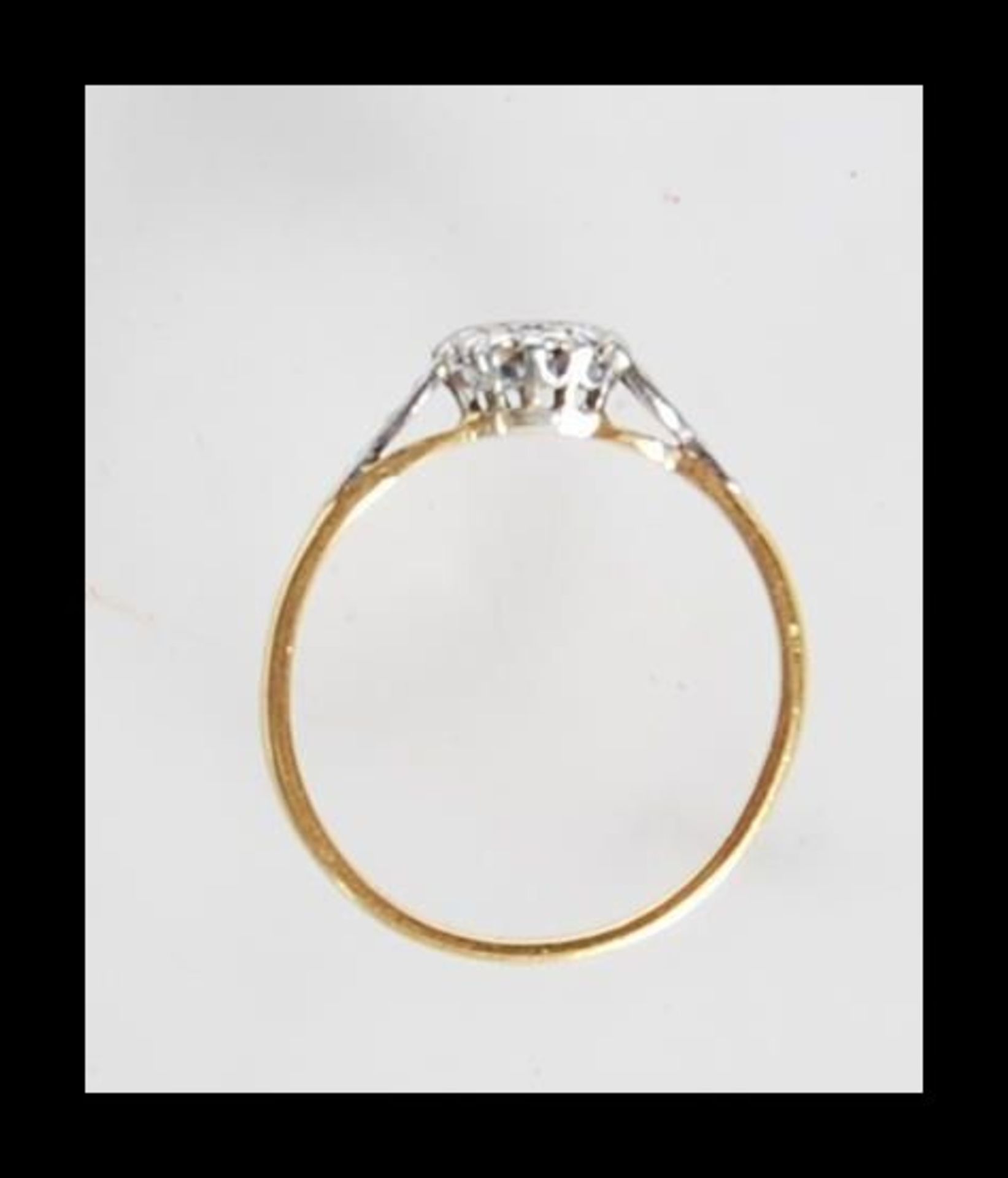 An early 20th Century Art Deco 18ct gold and platinum ring illusion set with white stones to the - Bild 4 aus 5