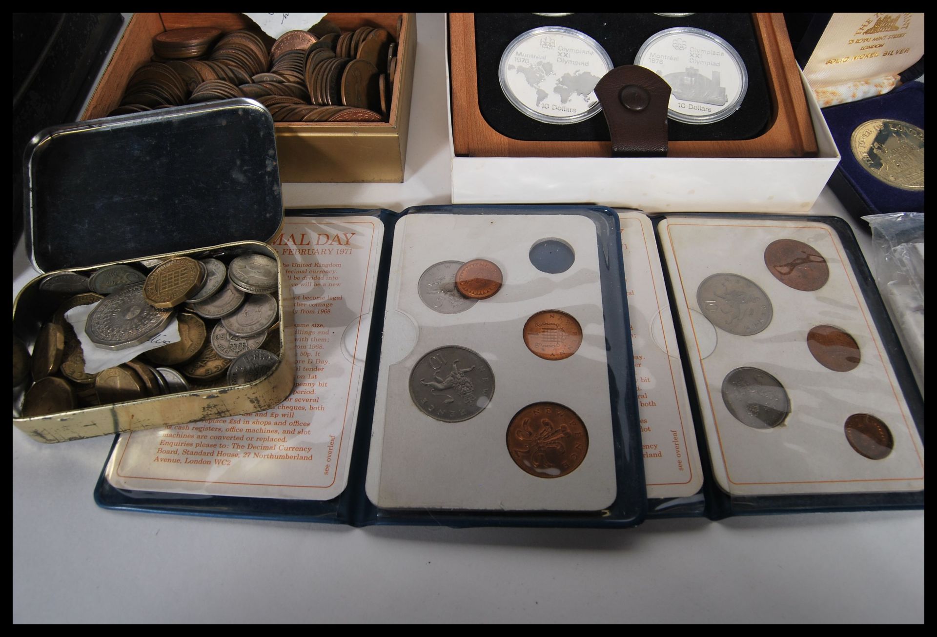 A good collection of coins dating from the 18th Century to include Georgina pennies and half - Bild 2 aus 9