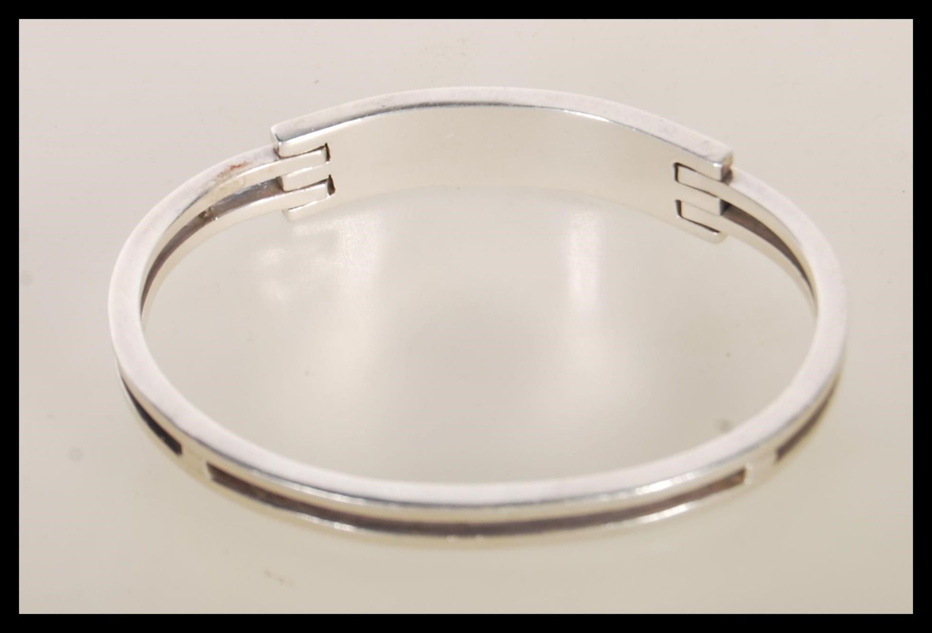 A stamped 925 silver bangle bracelet having square bars culminating in a square geometric clasp. - Bild 4 aus 5