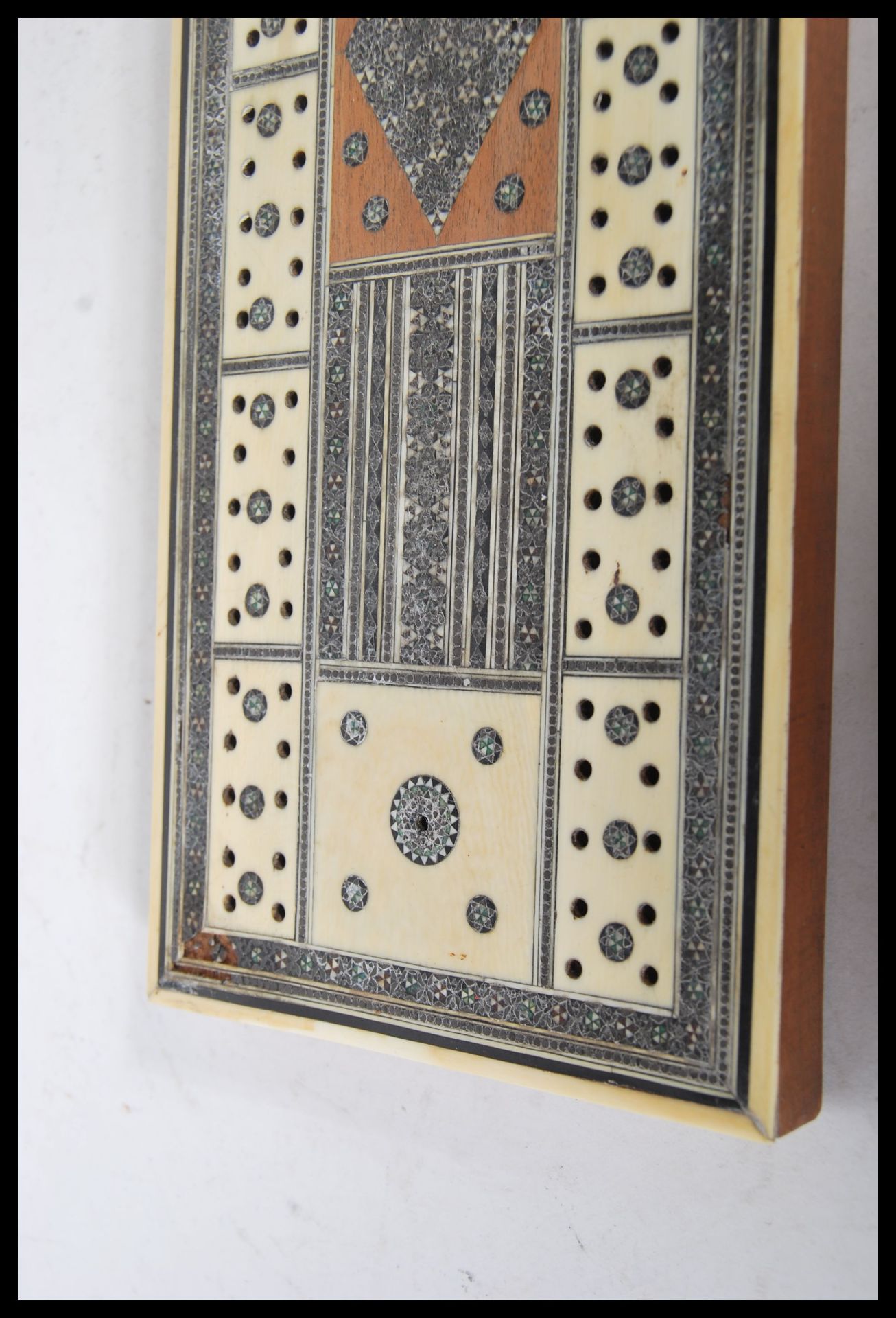 A late 19th Century Anglo Indian Colonial Vizagapatam cribbage board, having ivory, bone and micro - Bild 2 aus 6