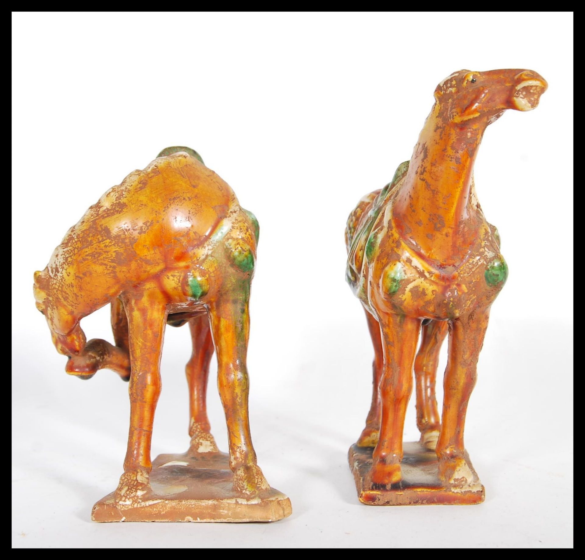 A pair of vintage 20th Century reproduction Chinese Tang dynasty ceramic War Horses. Having majolica - Bild 2 aus 8
