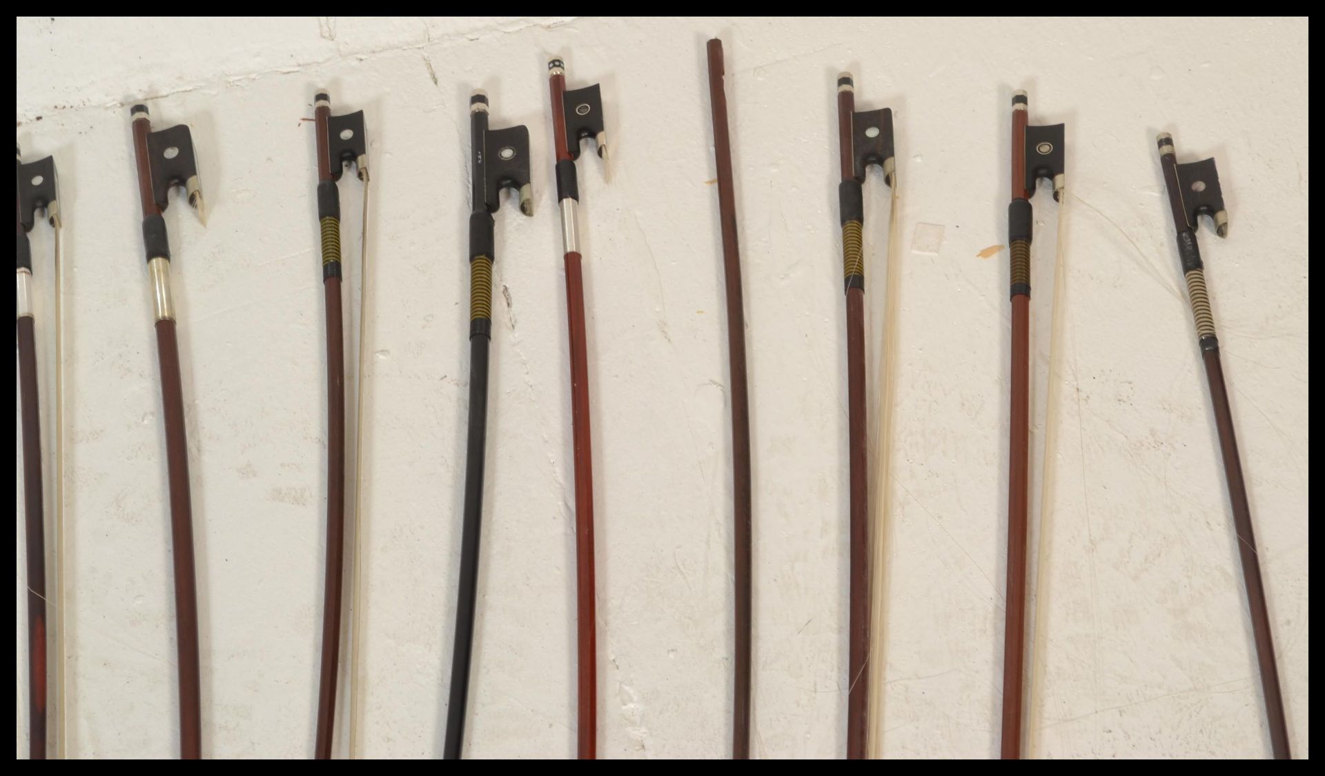 A collection of 20th Century violin bows, most bows being brazilwood and Pernambuco with ebony, - Bild 2 aus 5