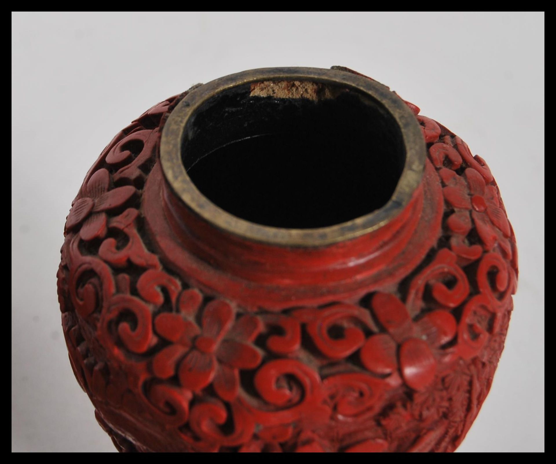 Three Chinese red cinnabar lacquer items to include, snuff bottle and stopper decorated with - Bild 8 aus 9