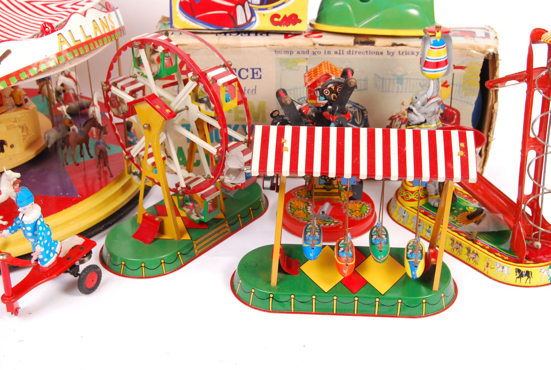 COLLECTION OF FAIRGROUND RELATED TOYS AND GAMES. - Bild 3 aus 5