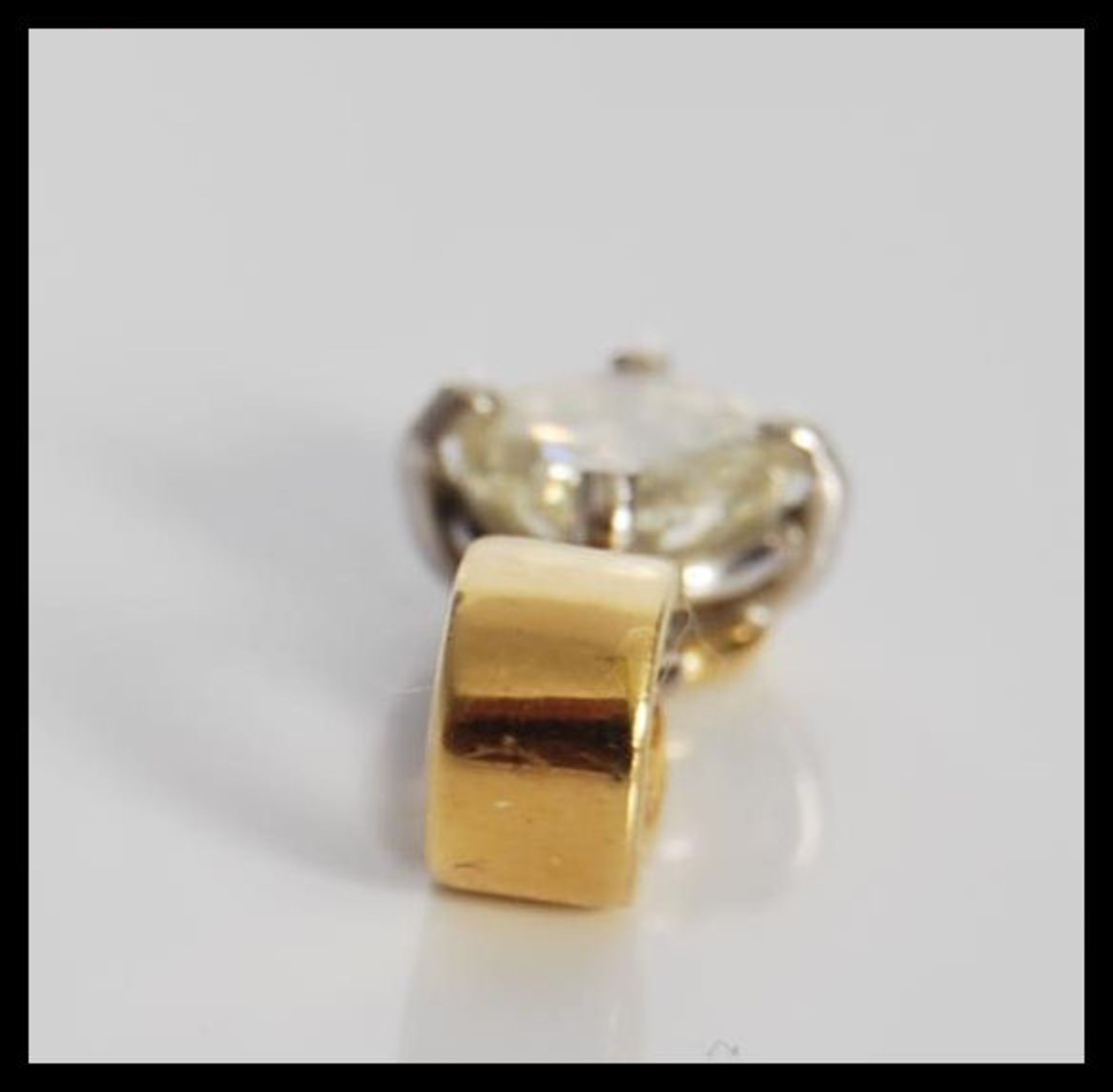 A 20th Century diamond pendant having a hallmarked 18ct gold bale set with a brilliant cut diamond - Bild 4 aus 5