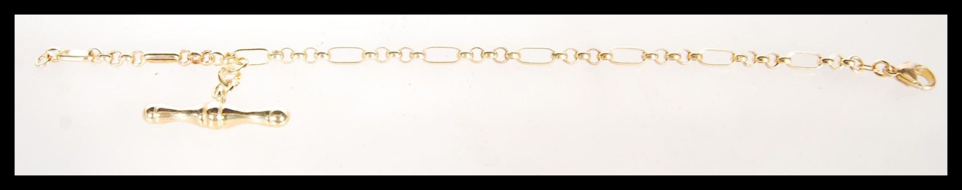 A stamped 375 9ct gold Figaro chain bracelet with toggle attached. Weight 4.0g. Measures approx 7 - Bild 2 aus 6