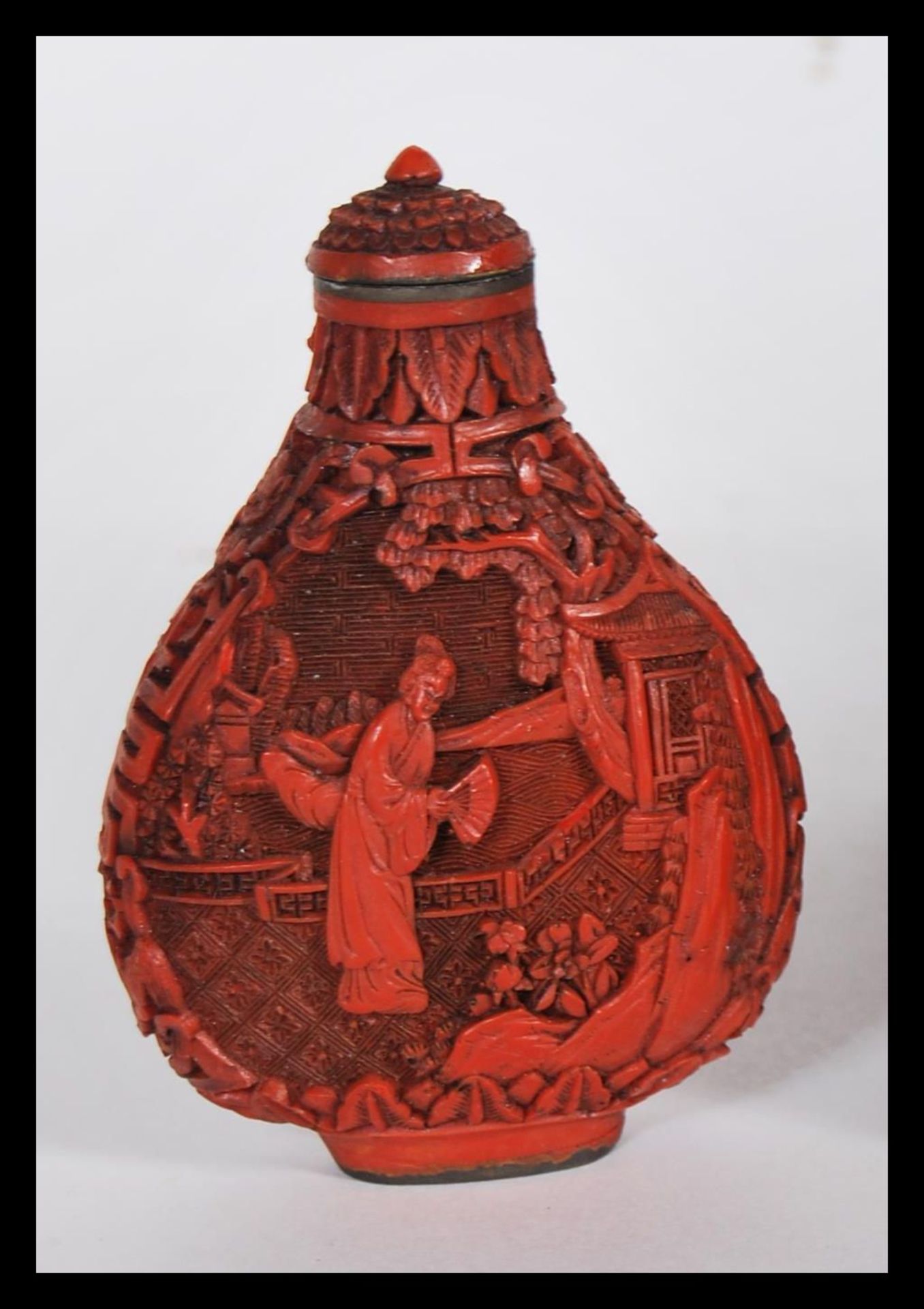 Three Chinese red cinnabar lacquer items to include, snuff bottle and stopper decorated with - Bild 2 aus 9