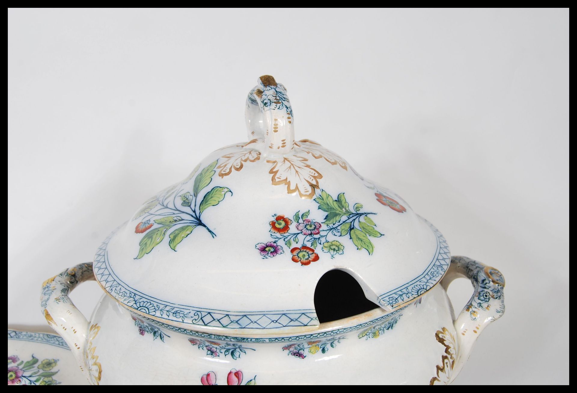 A 19th Century Victorian tureen and cover along with matching meat/ serving plate, having coloured - Bild 3 aus 8