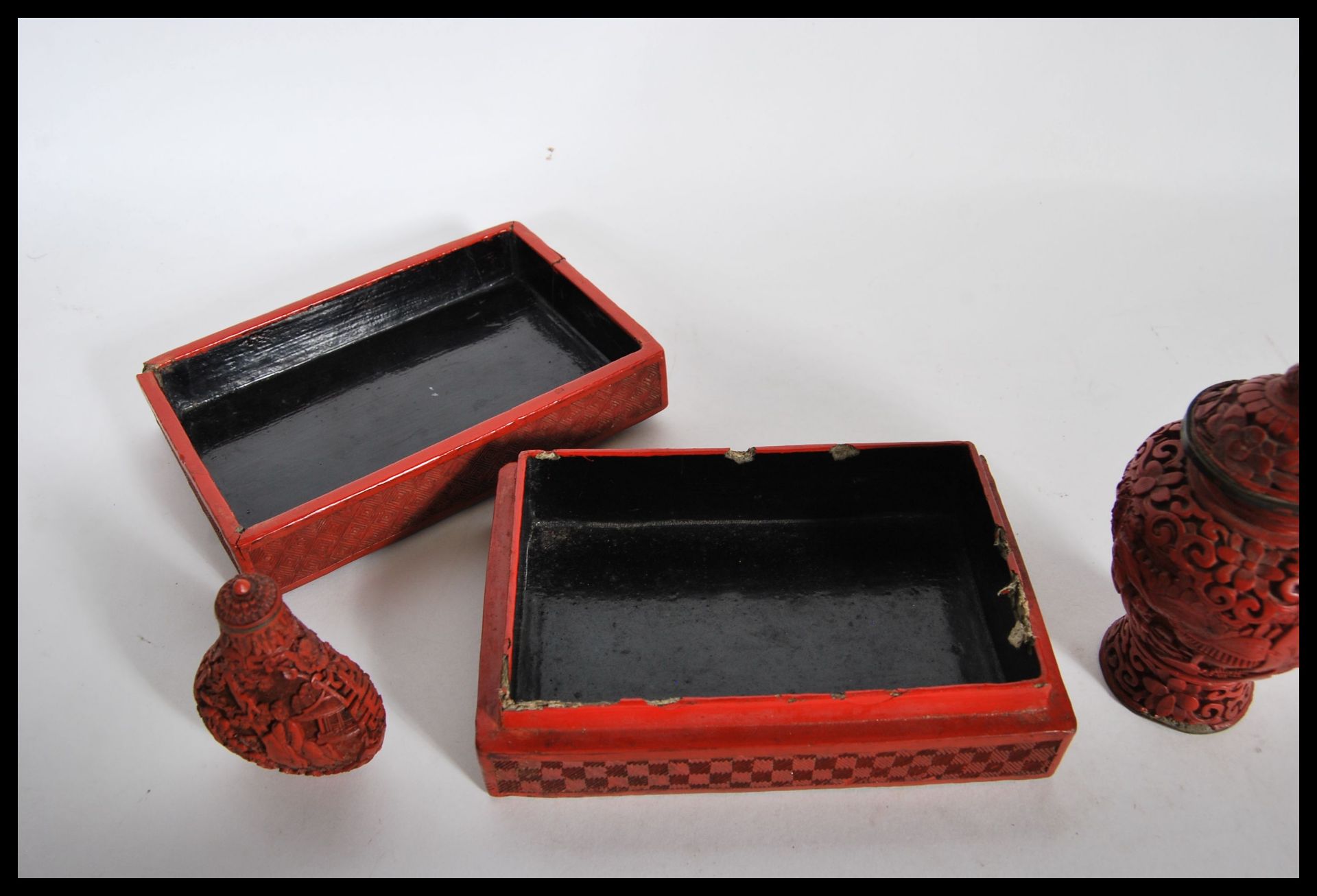 Three Chinese red cinnabar lacquer items to include, snuff bottle and stopper decorated with - Bild 6 aus 9