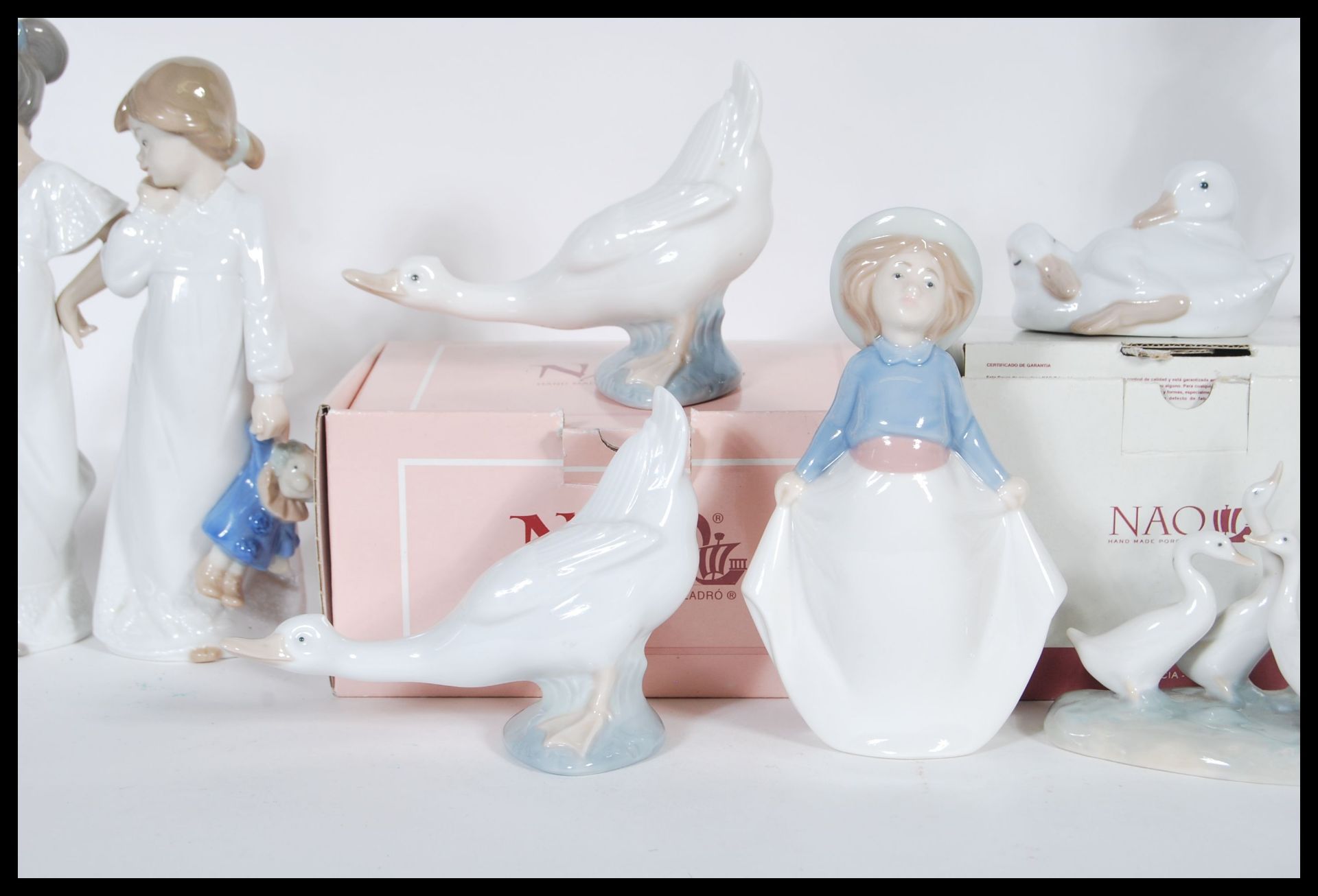 A collection of thirteen Nao by Lladro porcelain figurines to include five geese, one being - Bild 3 aus 6