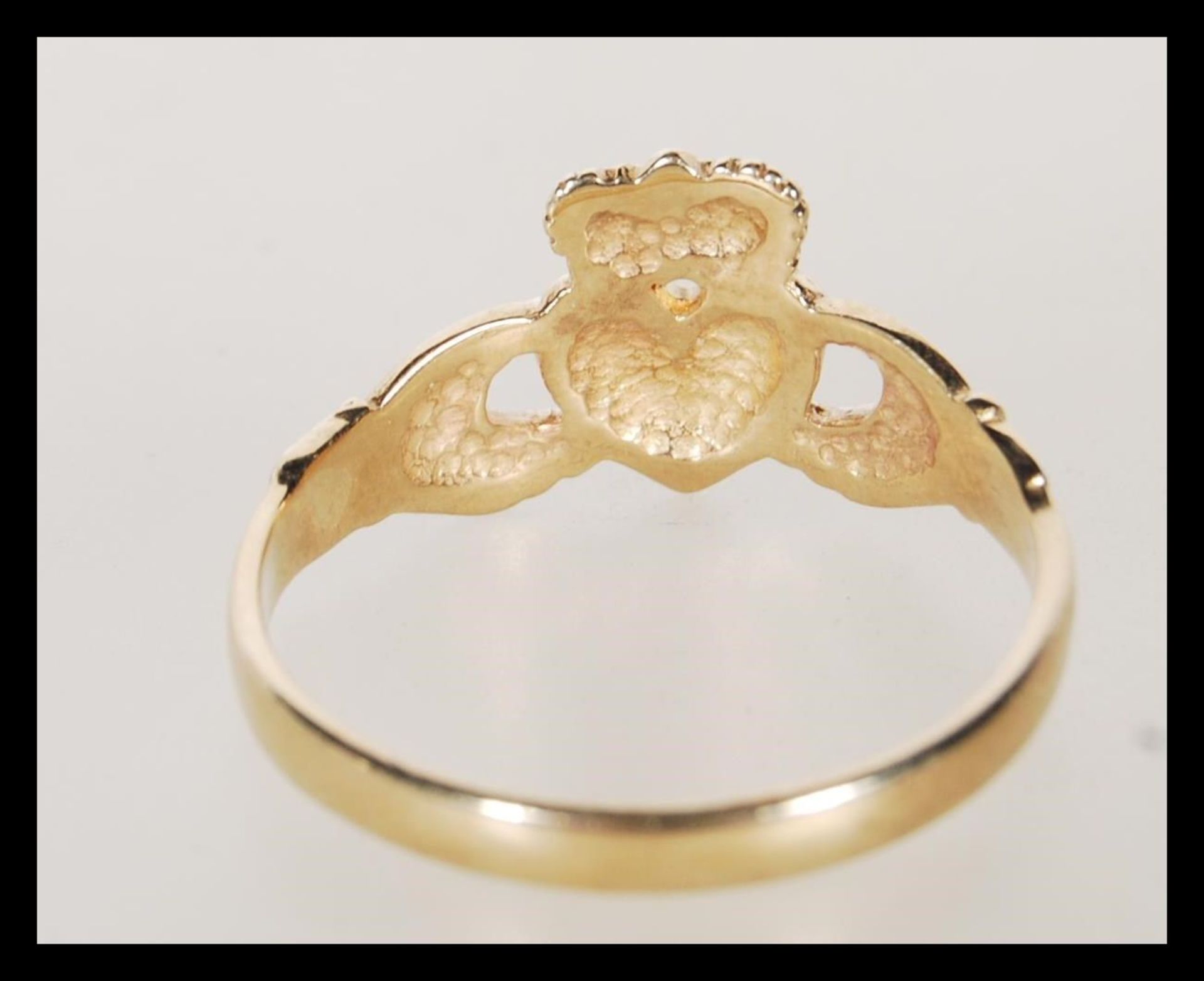 A 9ct gold hallmarked Welsh gold Claddagh ring. Hallmarked Birmingham. Weight 3.6g. Size X.5. - Bild 4 aus 6