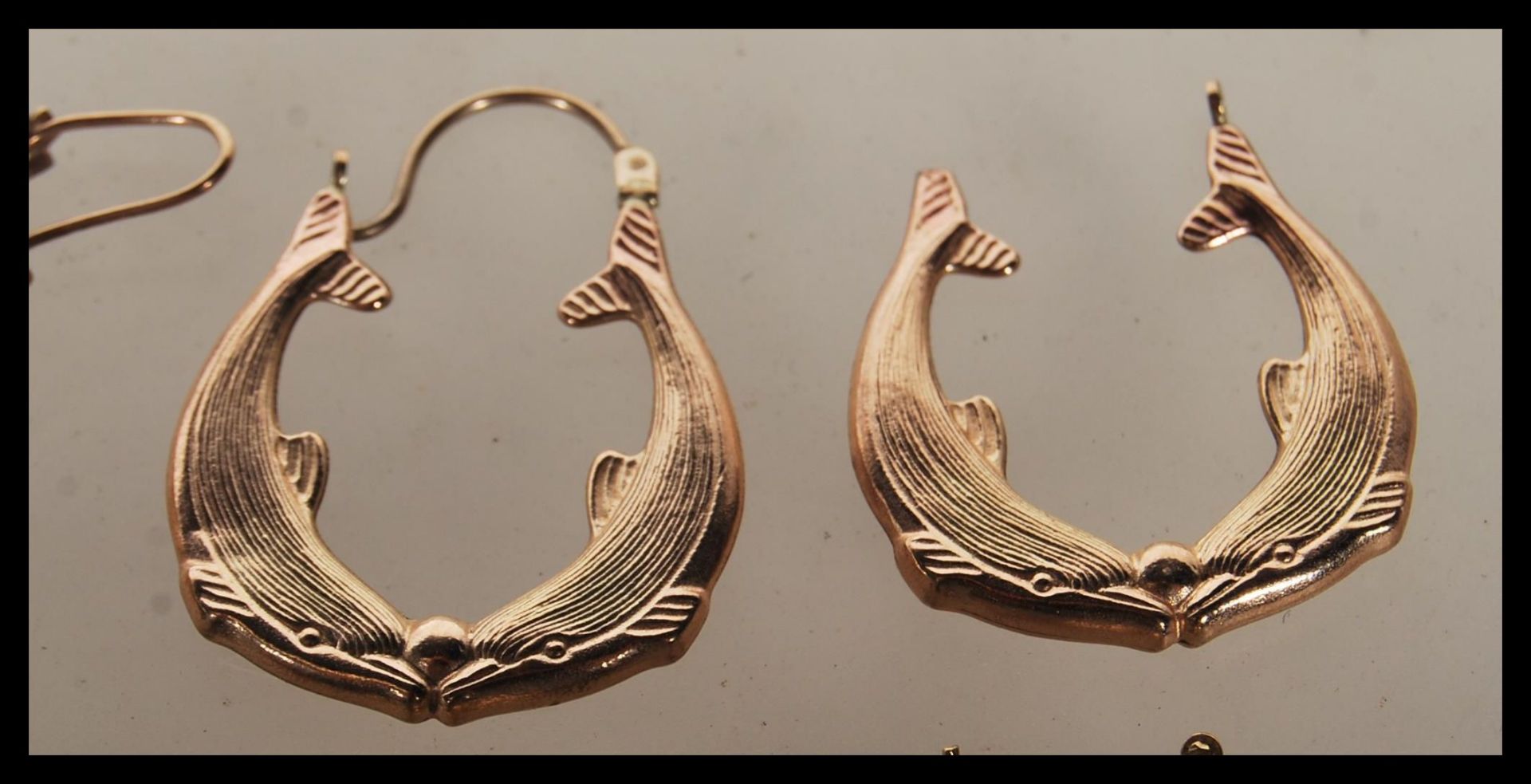 A group of three pairs of 9ct gold earrings to include a pair of dolphin design hoop earrings, a - Bild 2 aus 4