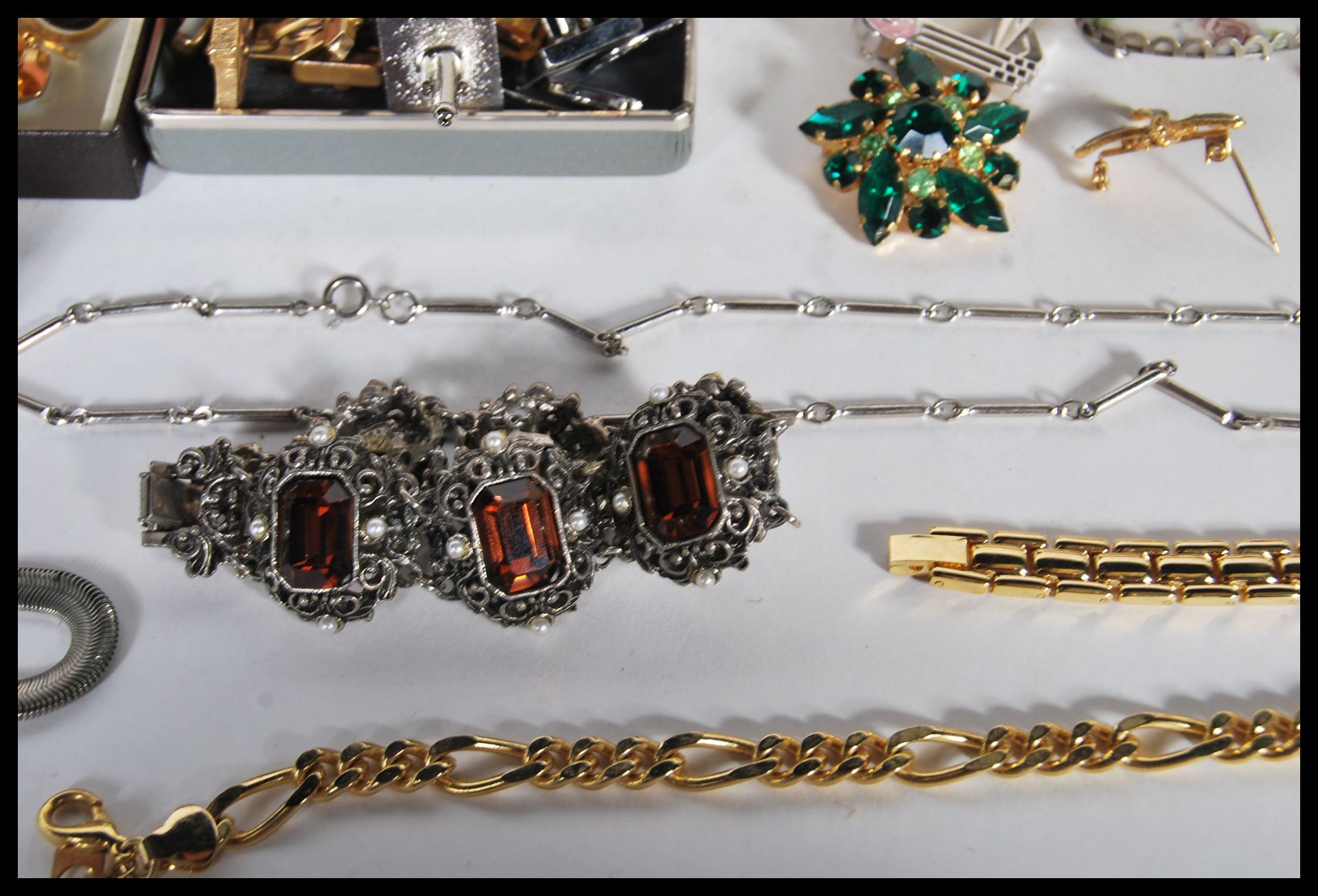 A collection vintage and later costume jewellery, bracelets, bangles, necklaces, rings, pendants, - Bild 5 aus 14