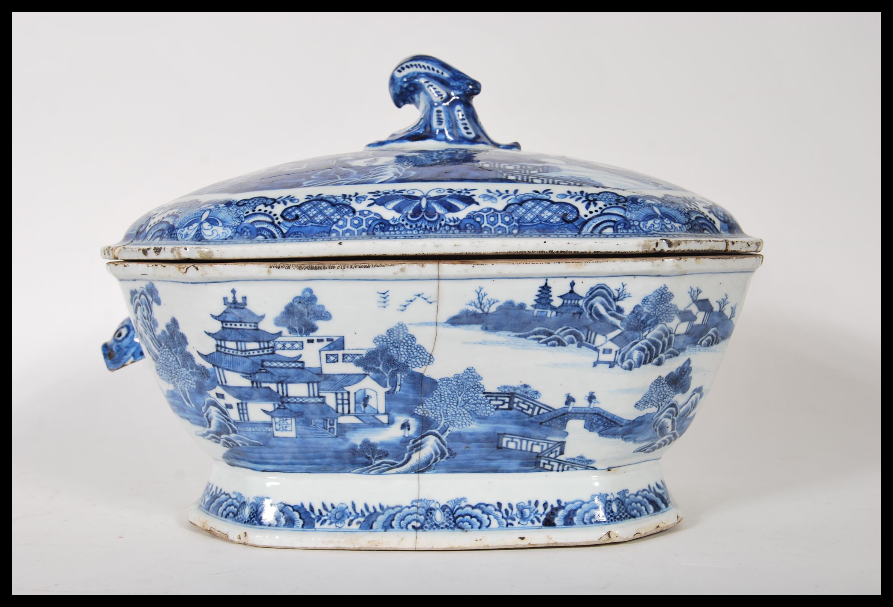 An early 18th century Chinese blue and white large tureen and lid having chinoiserie decoration with - Image 7 of 9