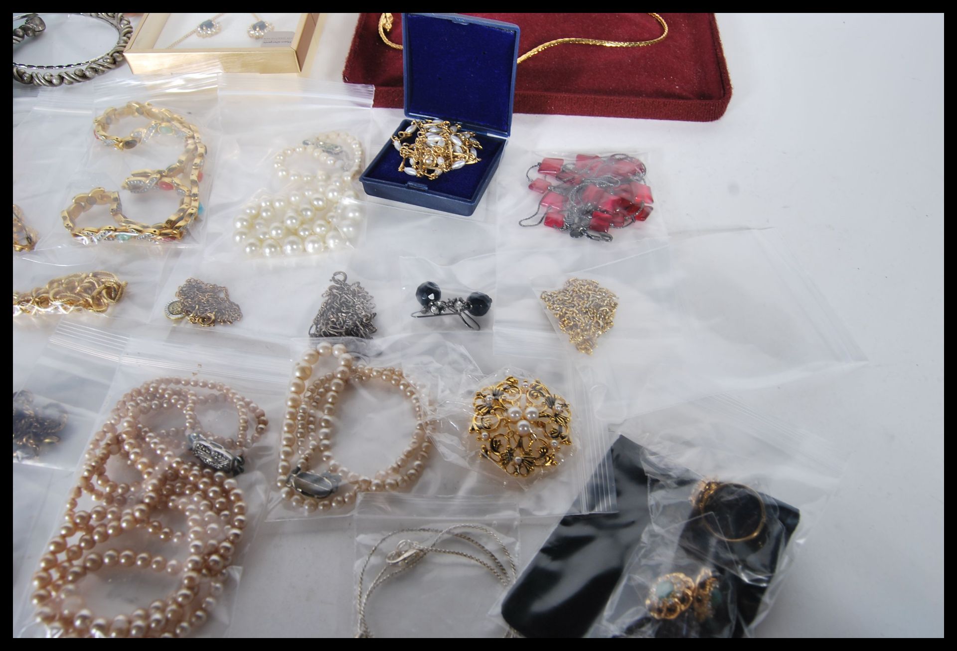 A large collection of 20th Century costume jewellery to include necklaces, rings, bangles, - Bild 10 aus 14