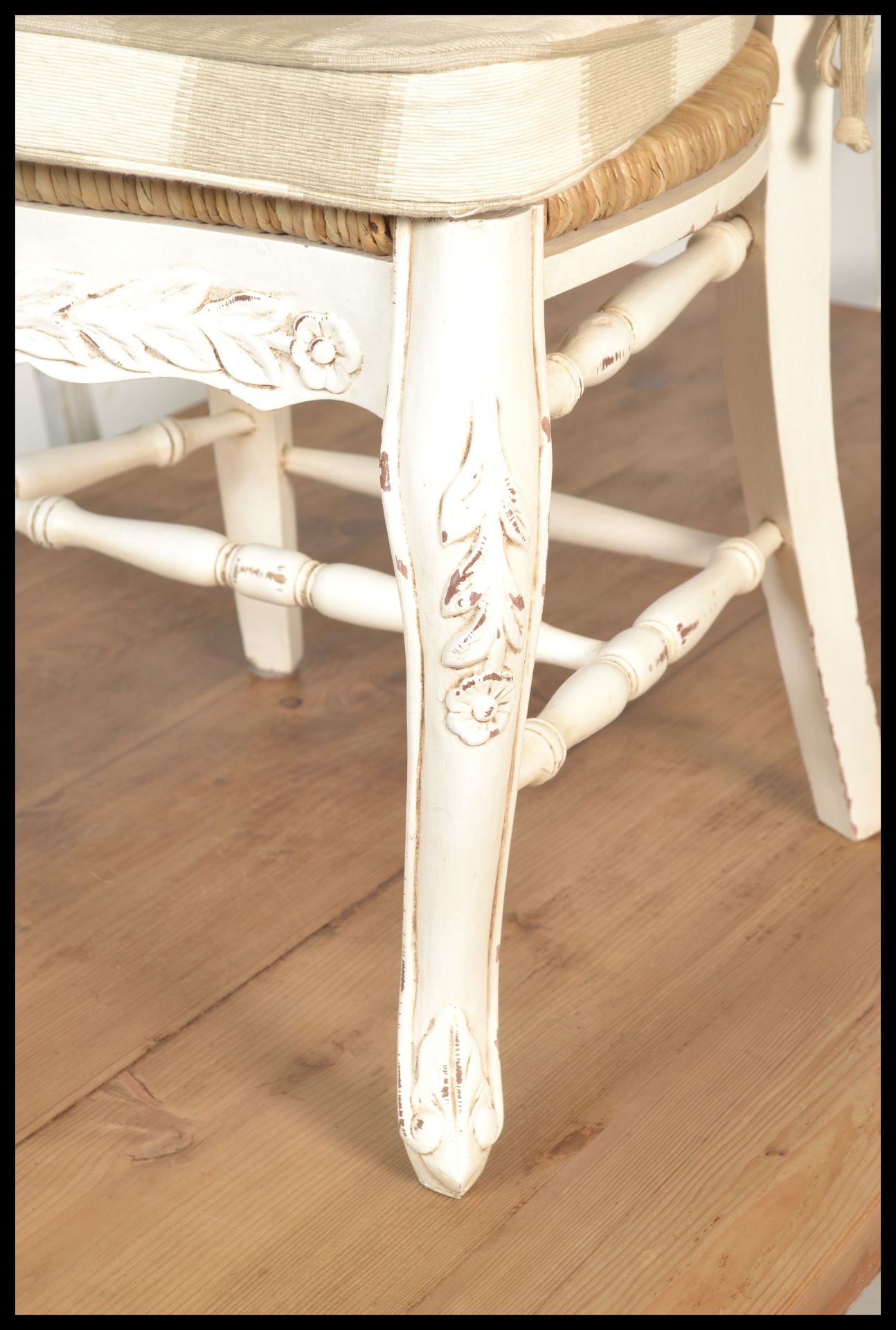 A 20th Century painted pine scrub topped farmhouse refectory dining table. Raised on painted - Bild 4 aus 7