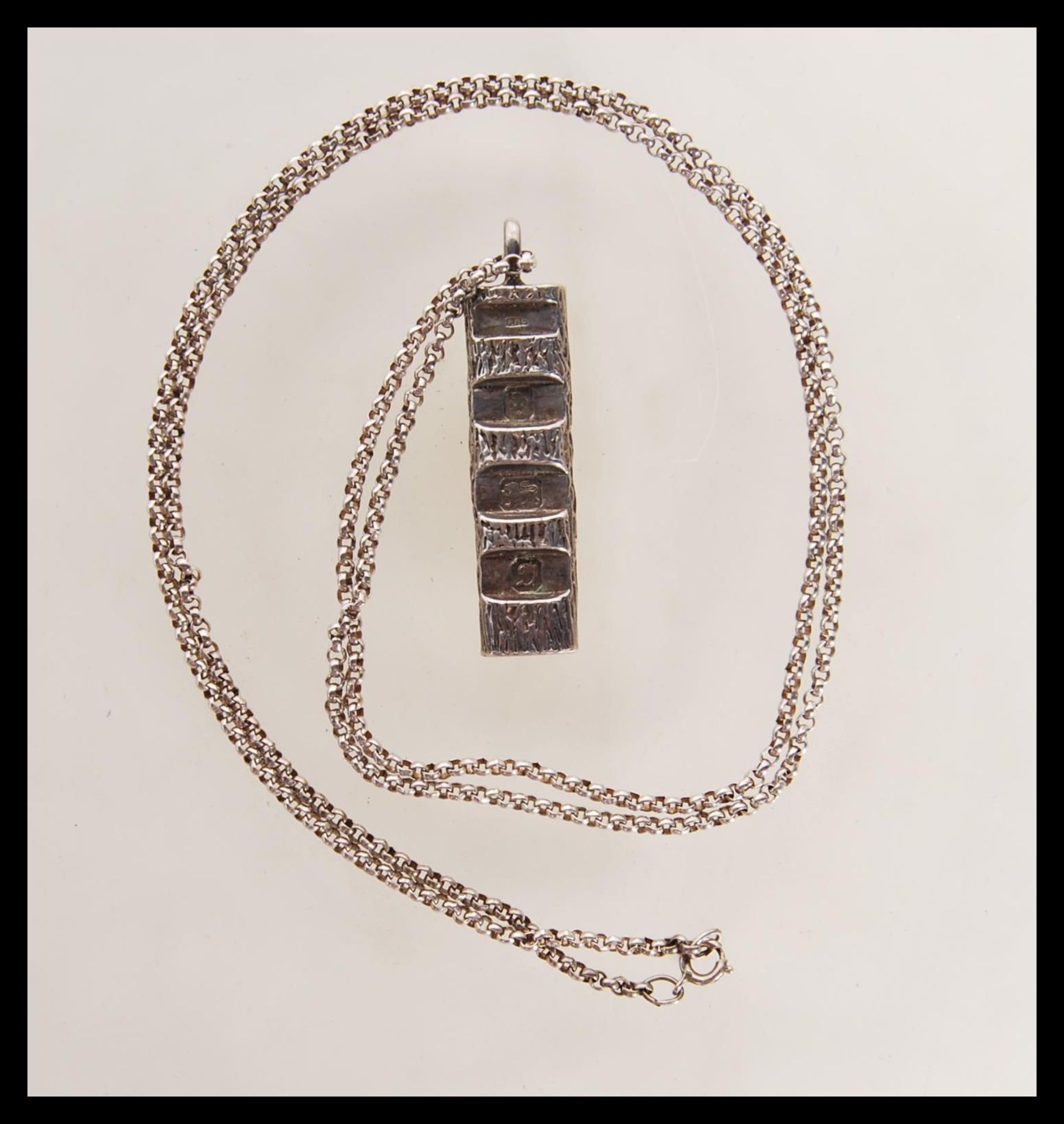 A hallmarked silver ingot pendant on a stamped sterling silver chain, hallmarked London 1978, - Bild 5 aus 7