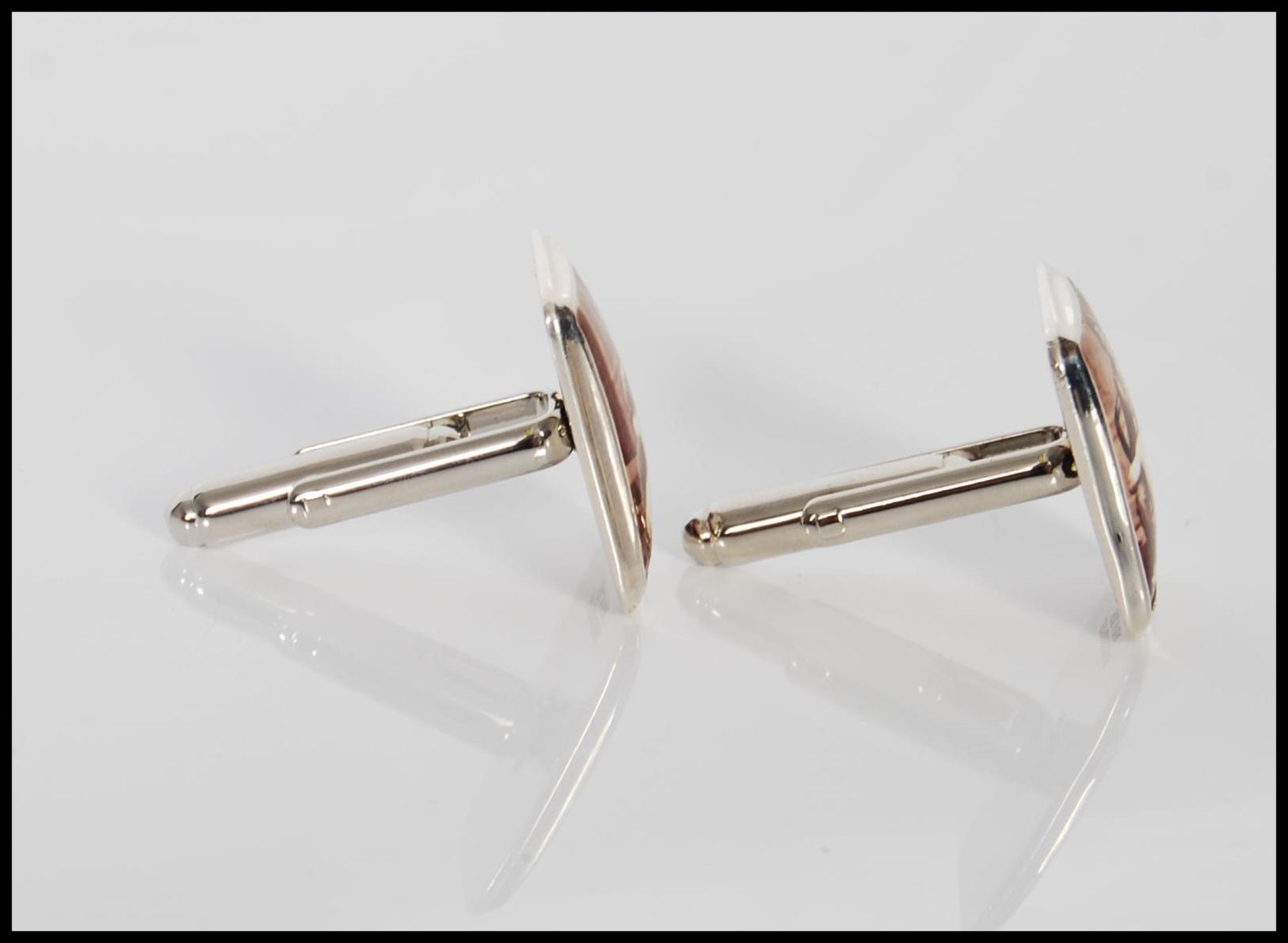 A pair of sterling silver and enamel cufflinks depicting an erotic scene involving a nude lady. - Bild 2 aus 3