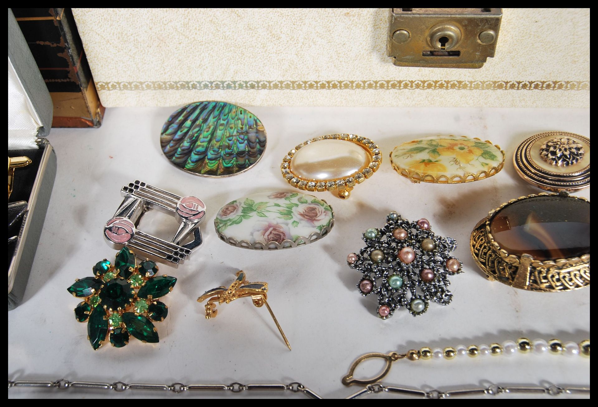 A collection vintage and later costume jewellery, bracelets, bangles, necklaces, rings, pendants, - Bild 6 aus 14