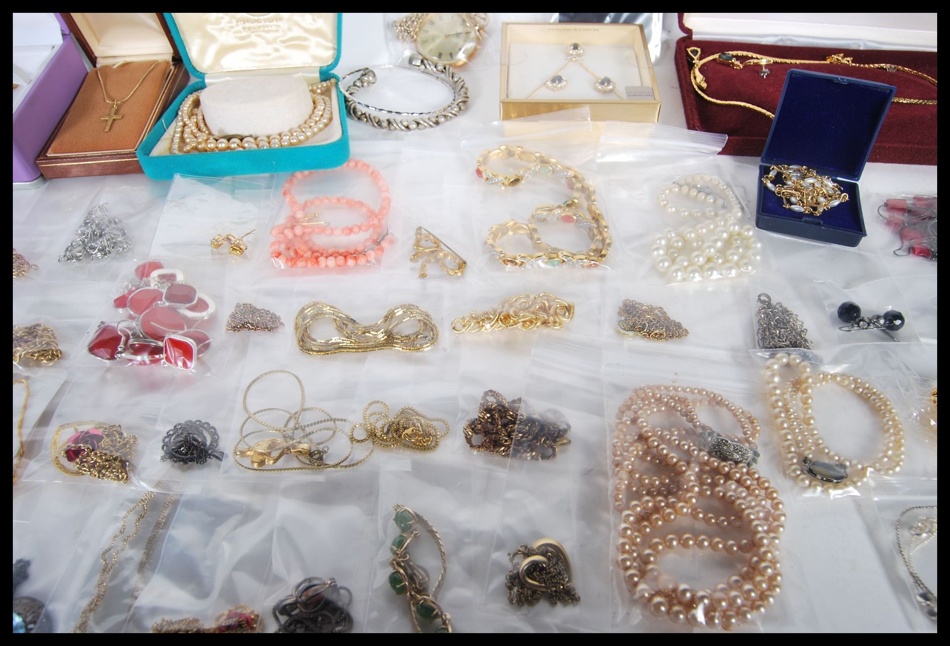 A large collection of 20th Century costume jewellery to include necklaces, rings, bangles, - Bild 8 aus 14