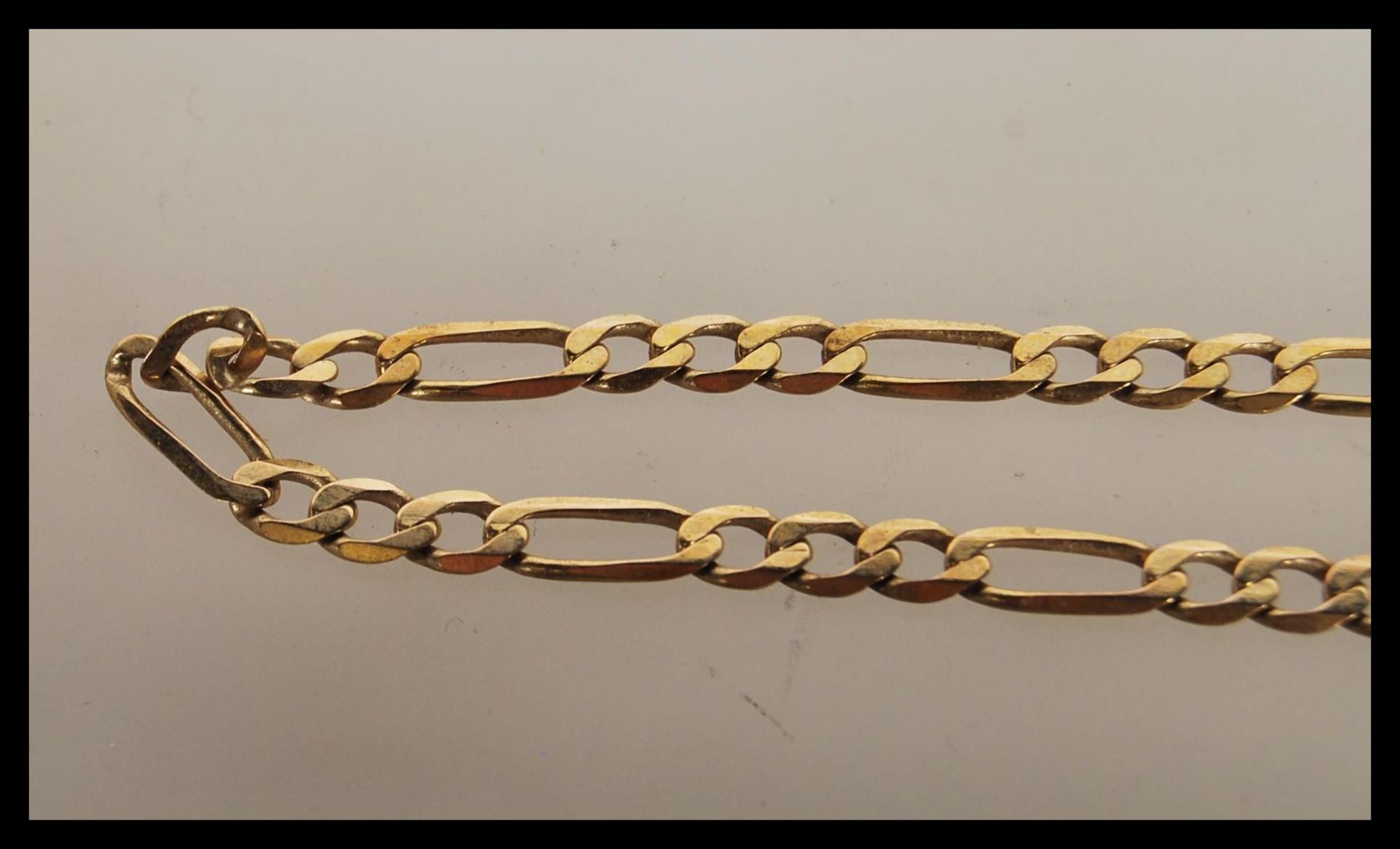 A 9ct gold triple link necklace chain set with lobster clasp being stamped 375. Length 17.5" / - Bild 2 aus 5