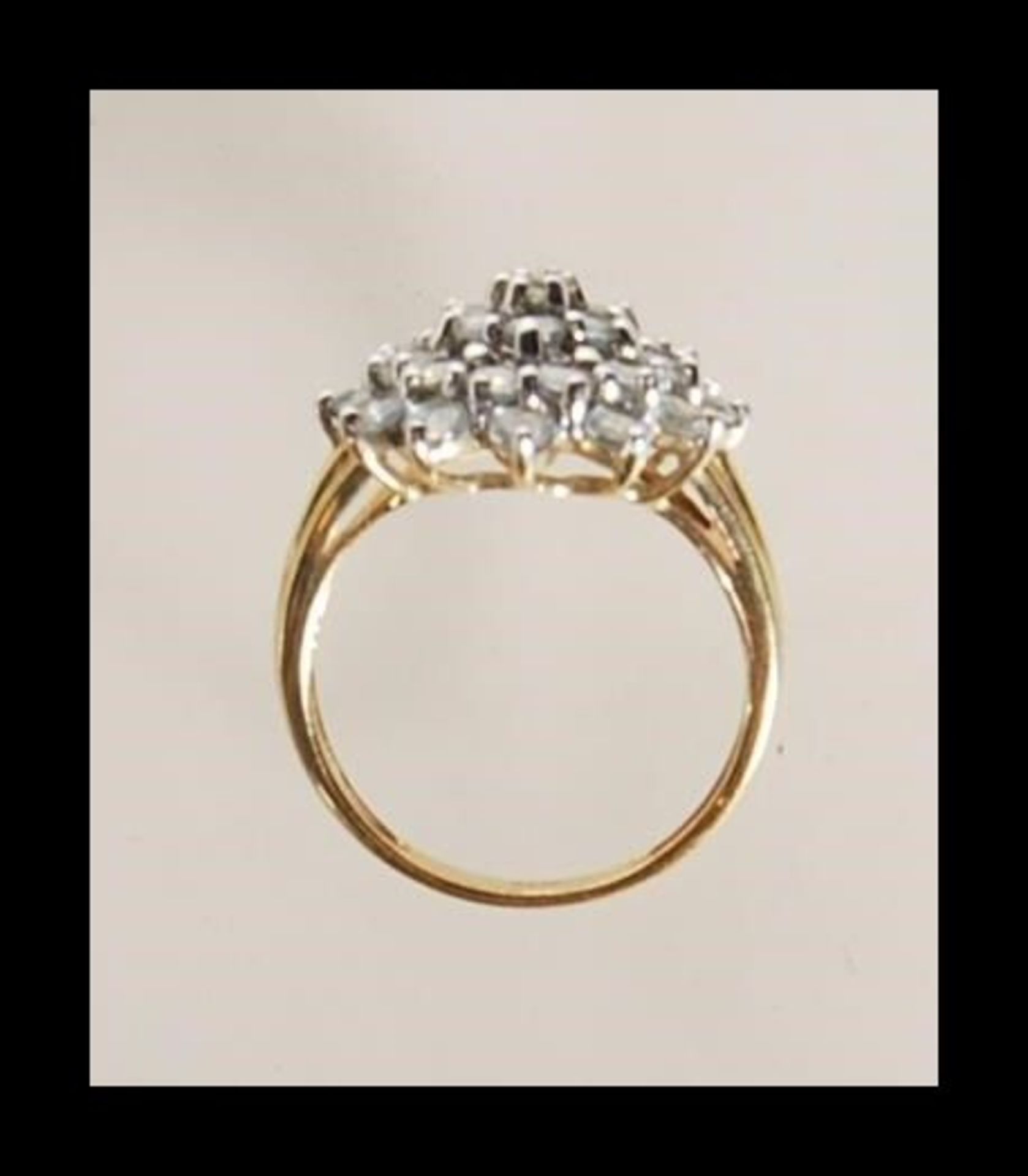 A hallmarked 9ct gold cluster ring being set with a round cluster of white stones. Hallmarked - Bild 4 aus 5