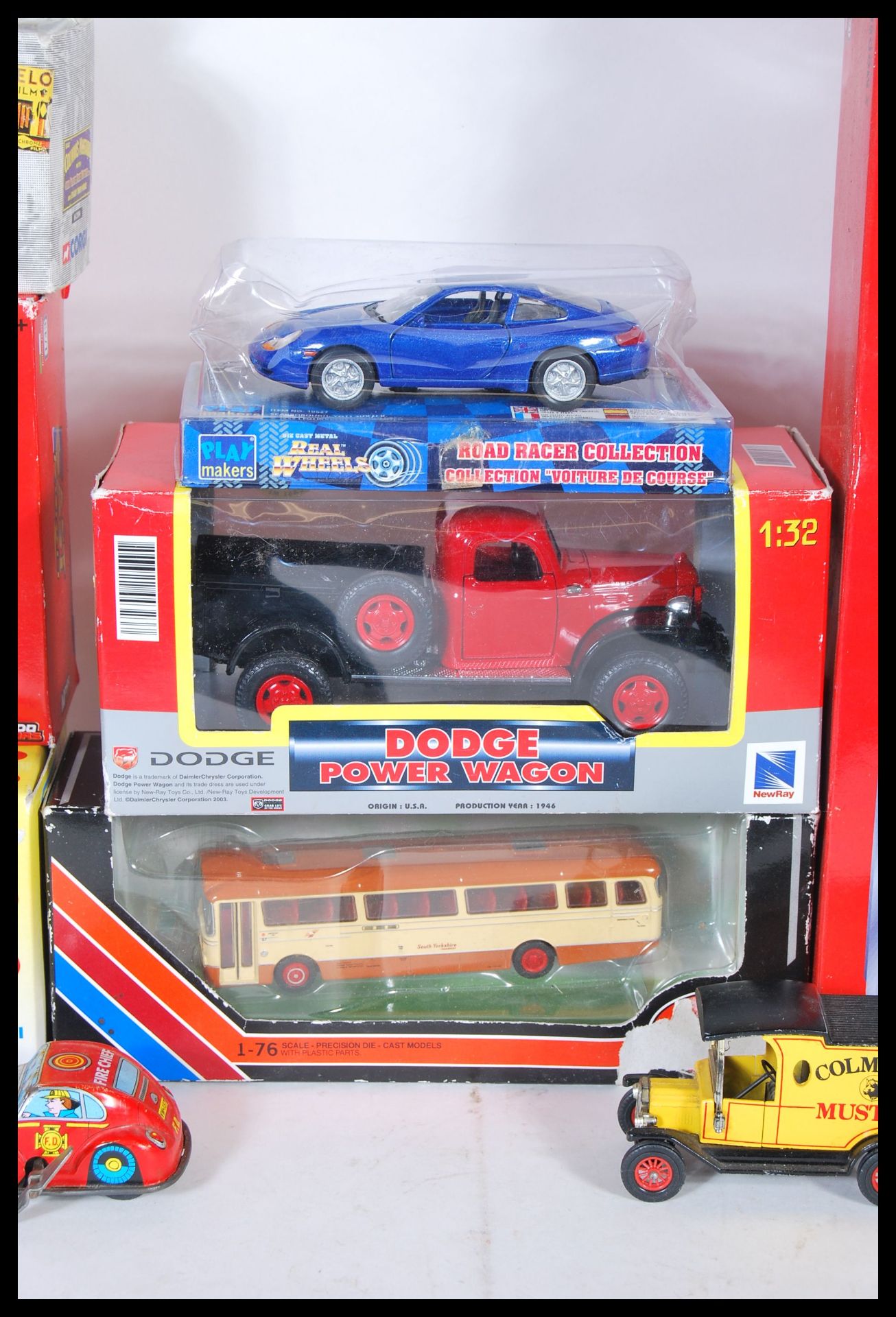A collection of predominantly boxed scale model diecast cars to include Corgi, Doge power wagon, - Bild 3 aus 6