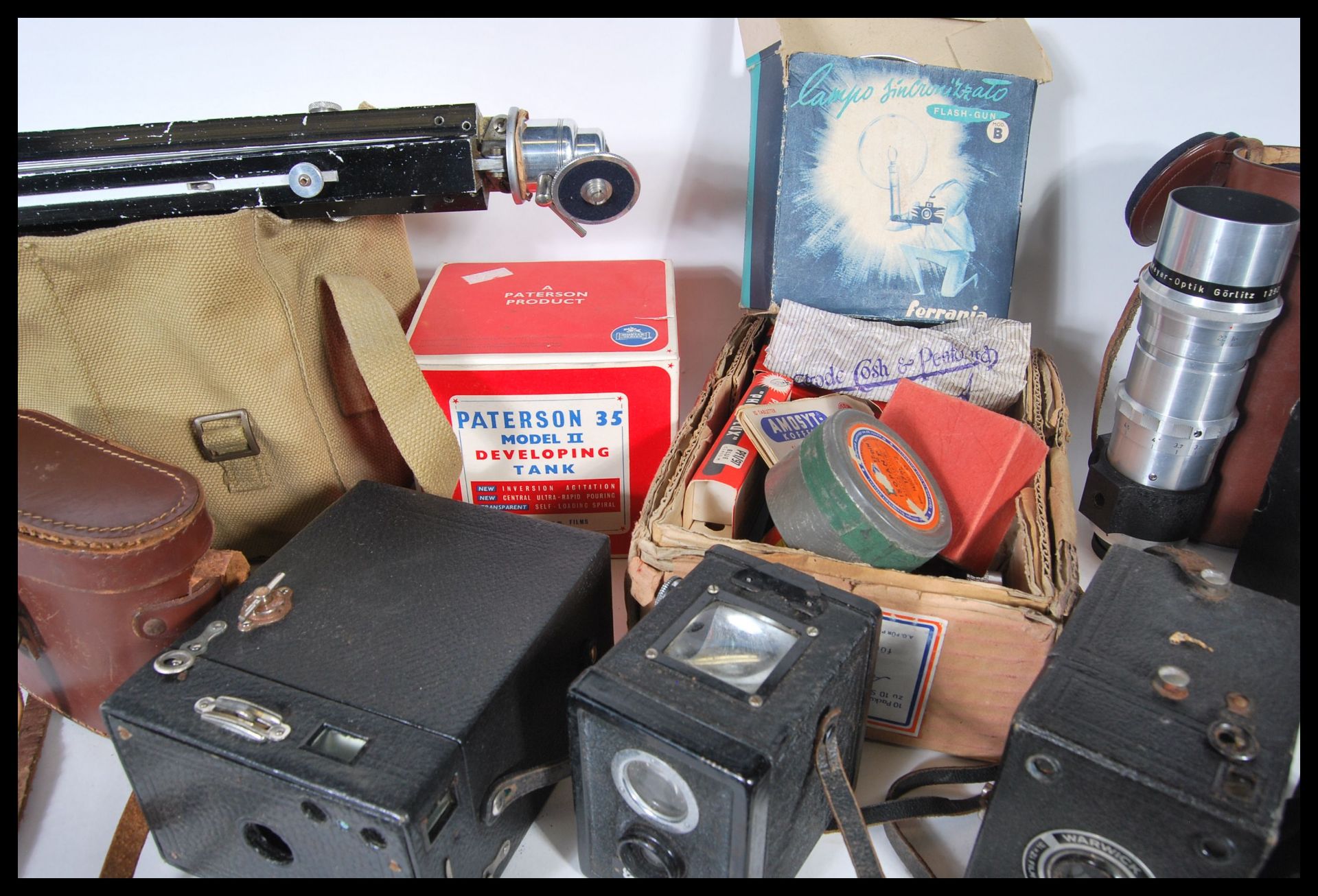 A collection of vintage film cameras and equipment to include a selection of boxed cameras including - Bild 6 aus 7